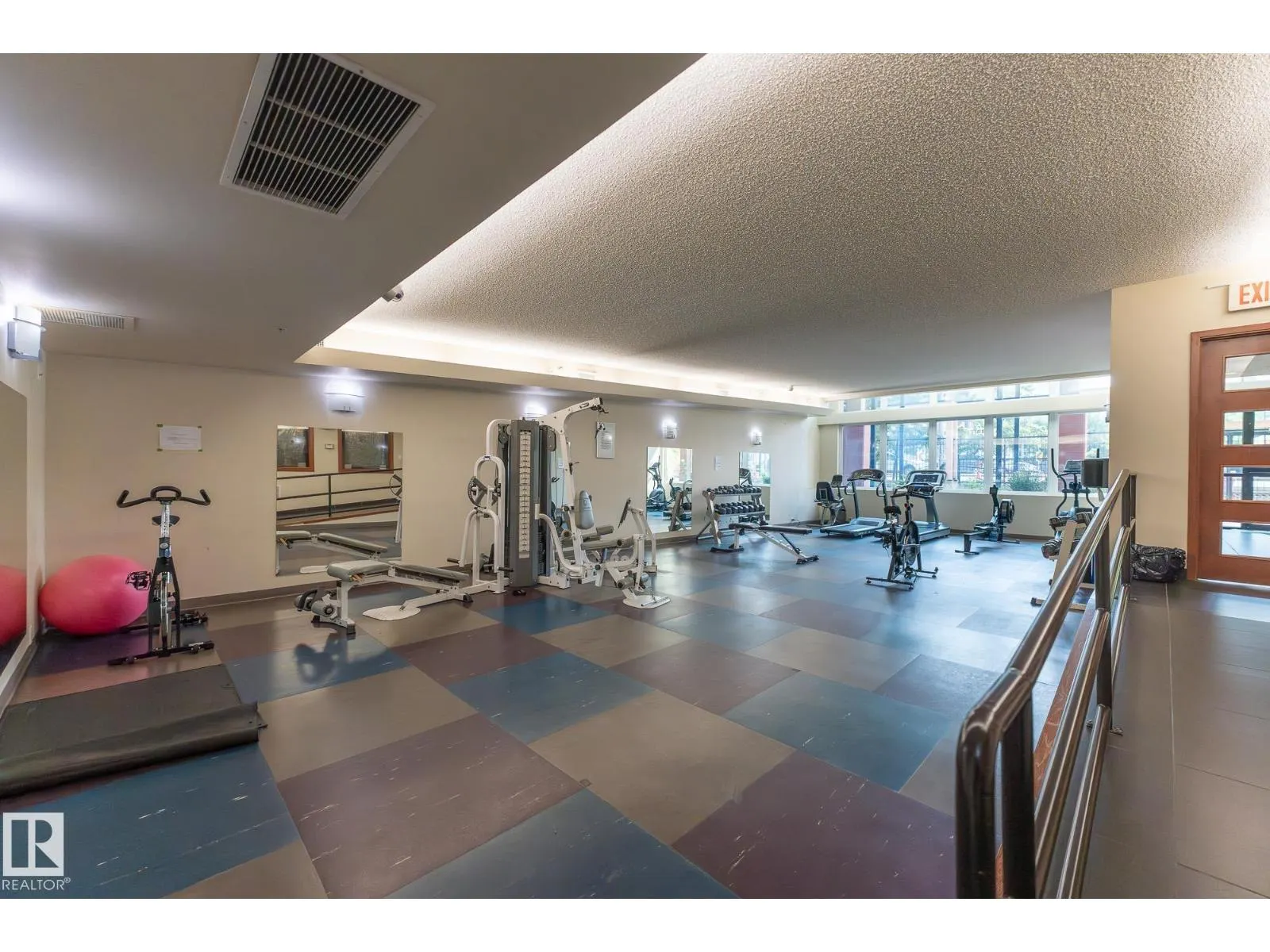 #PH04/1804 9939 109 ST NW
