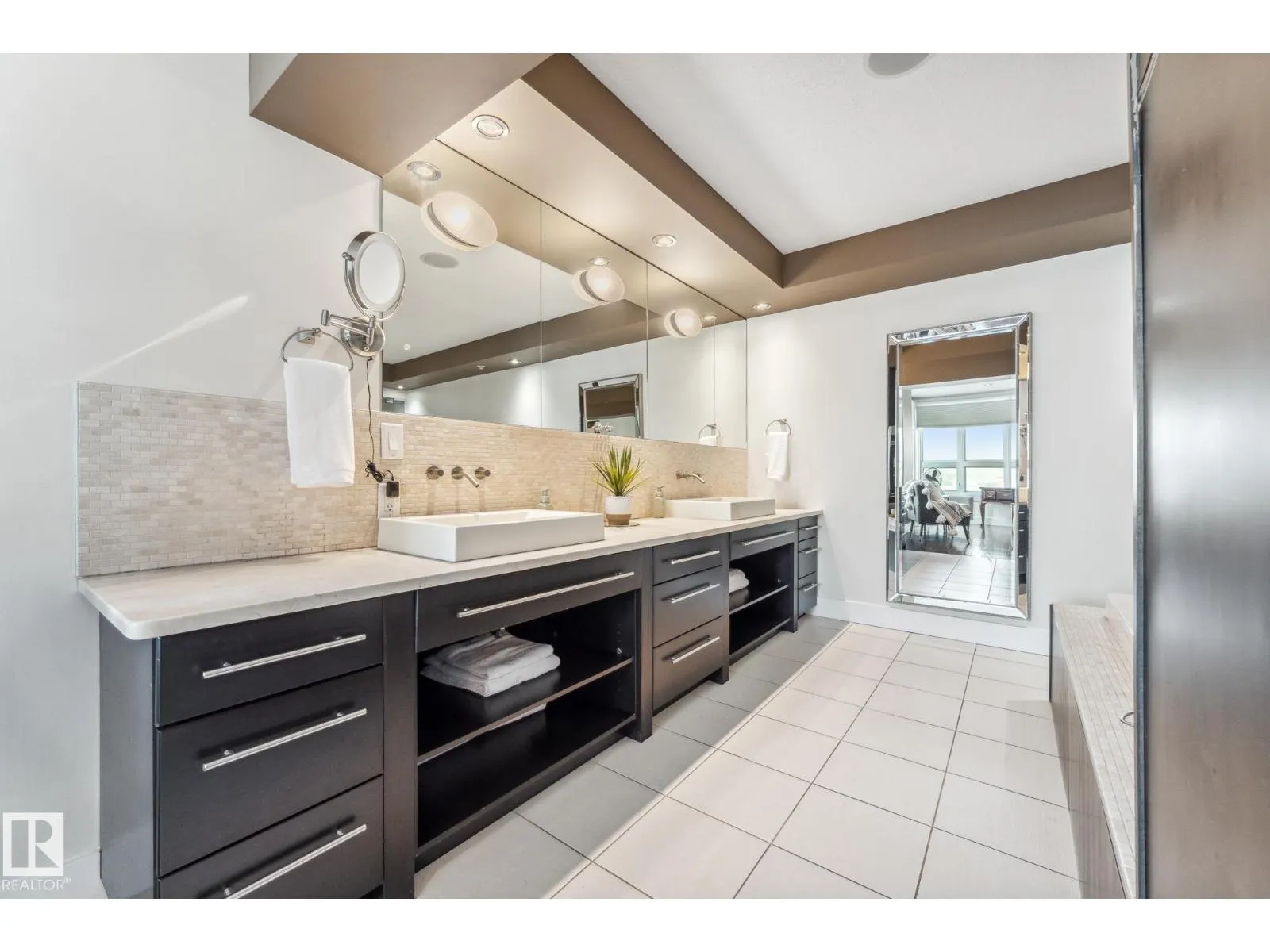 #PH04/1804 9939 109 ST NW