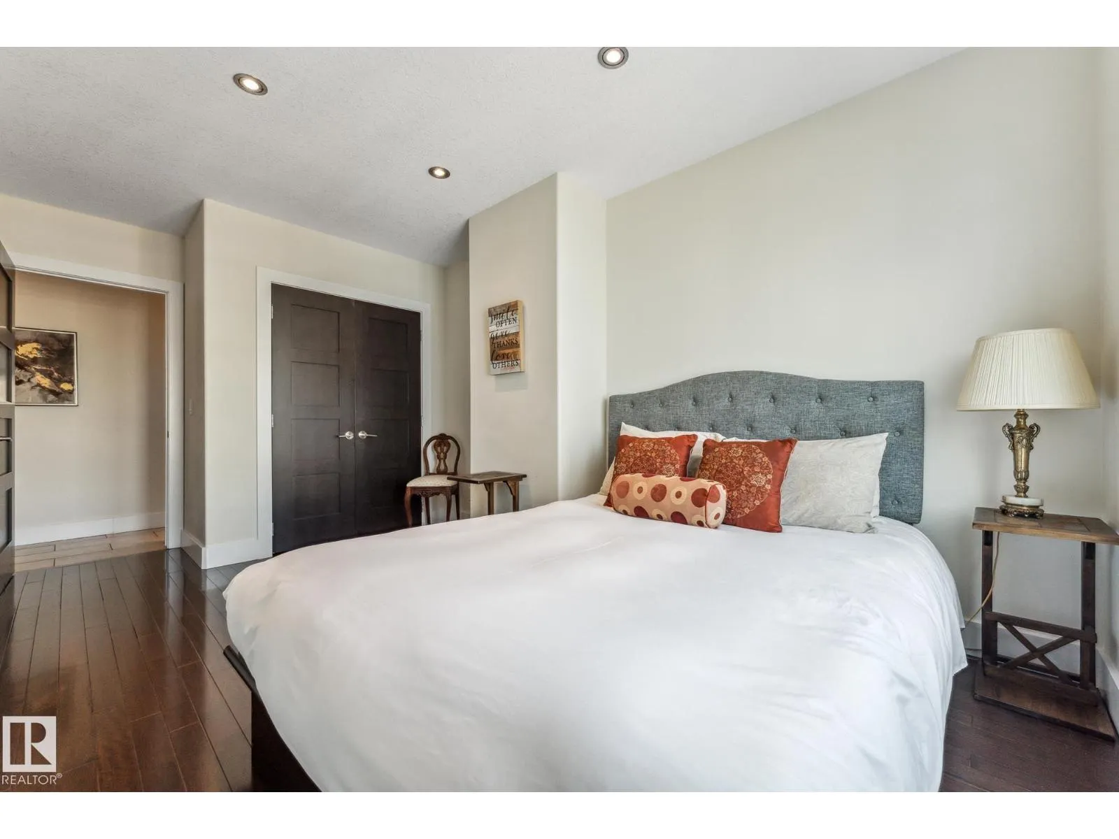 #PH04/1804 9939 109 ST NW
