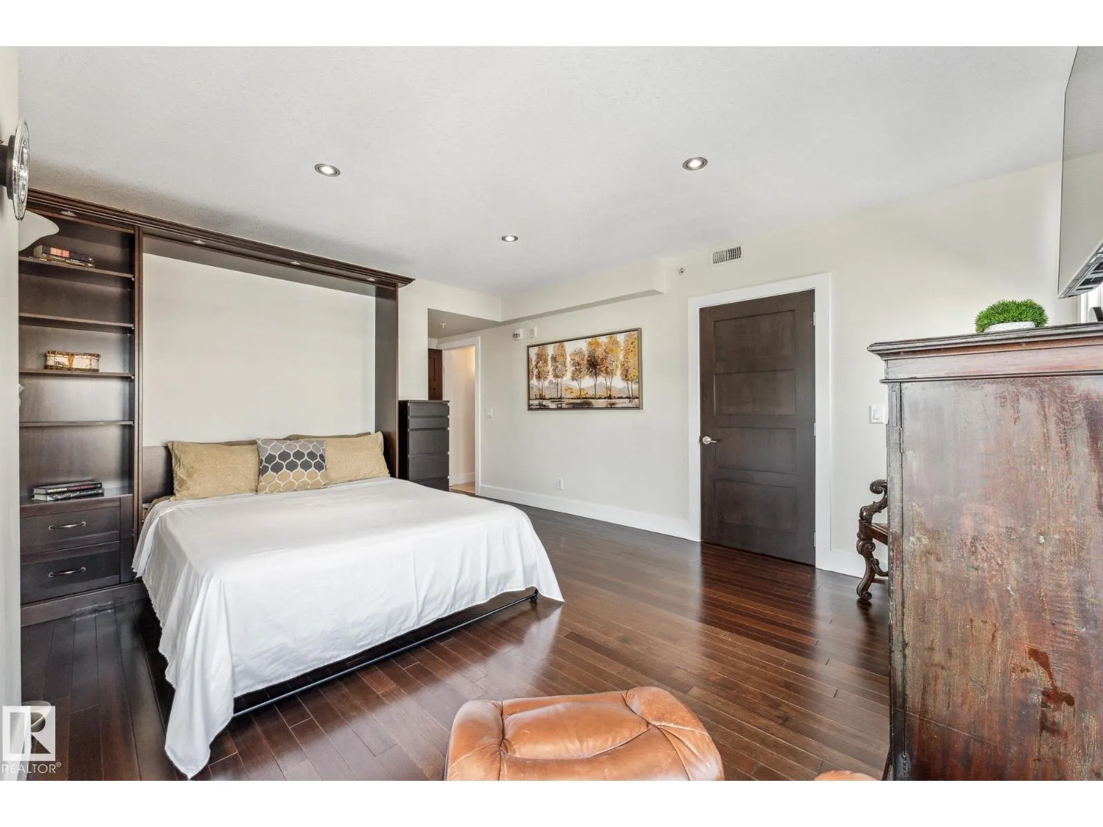 #PH04/1804 9939 109 ST NW