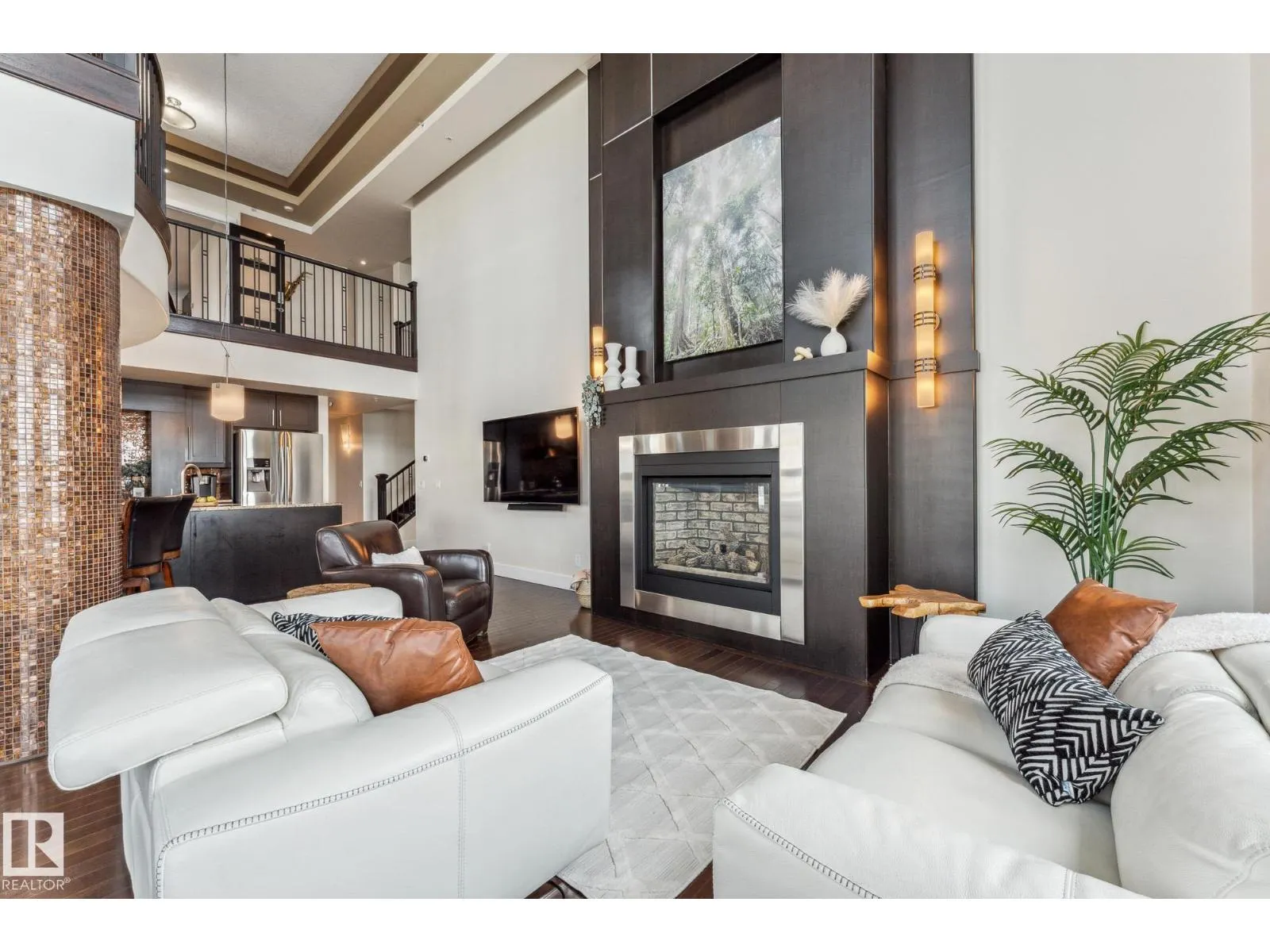 #PH04/1804 9939 109 ST NW