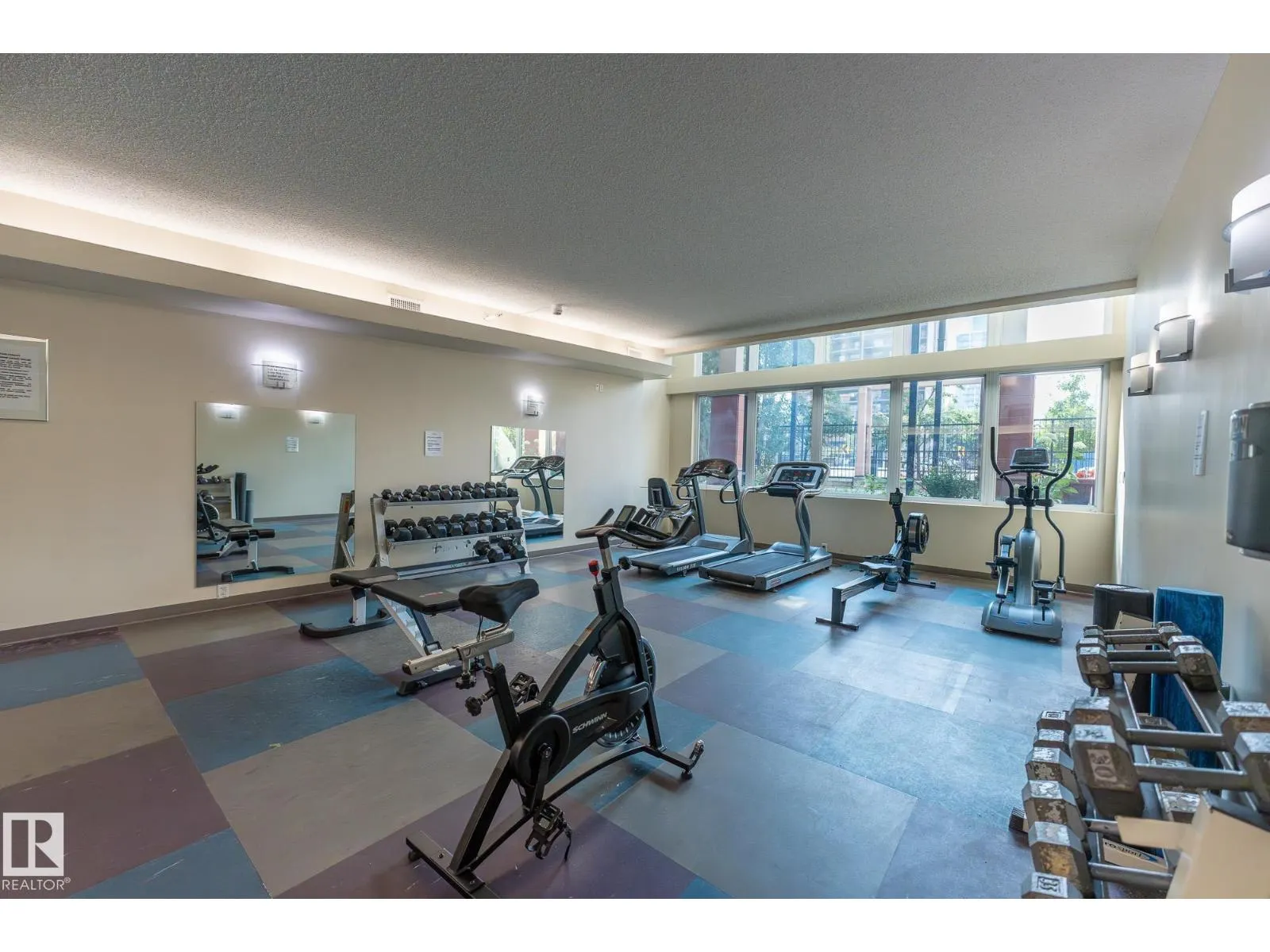 #PH04/1804 9939 109 ST NW