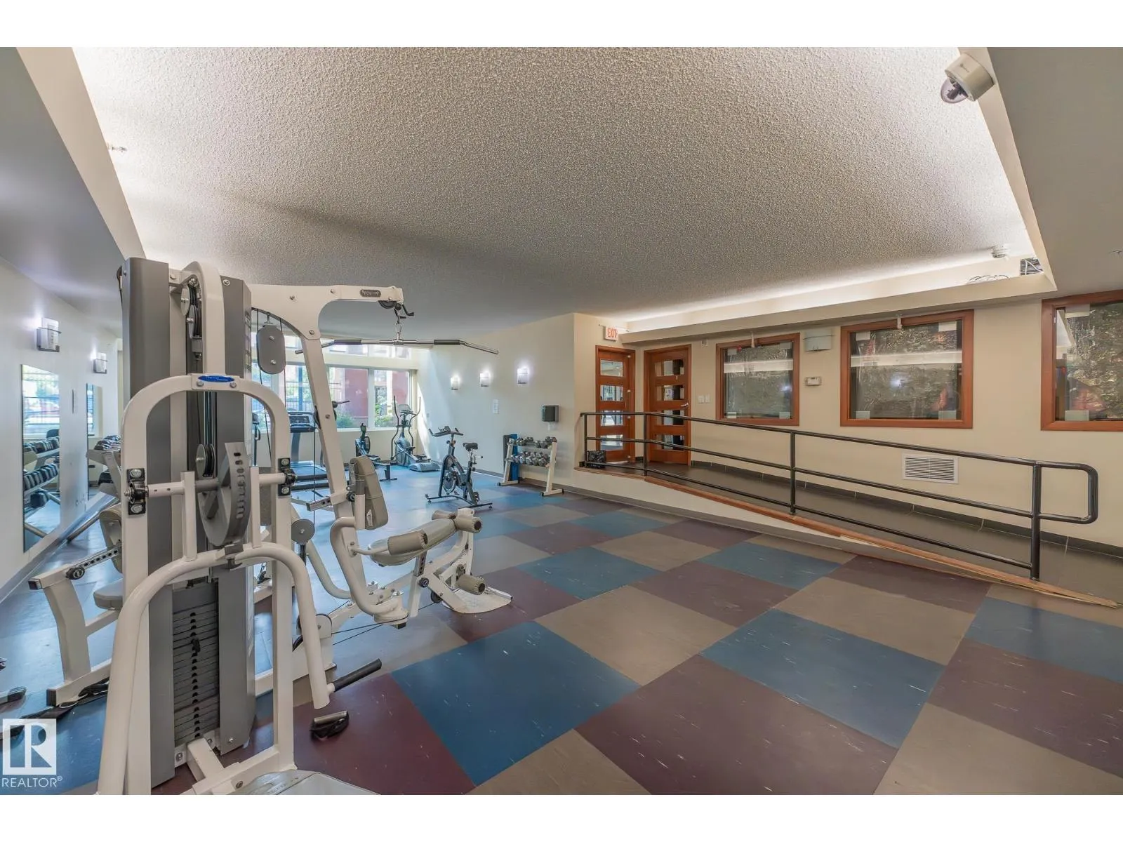 #PH04/1804 9939 109 ST NW