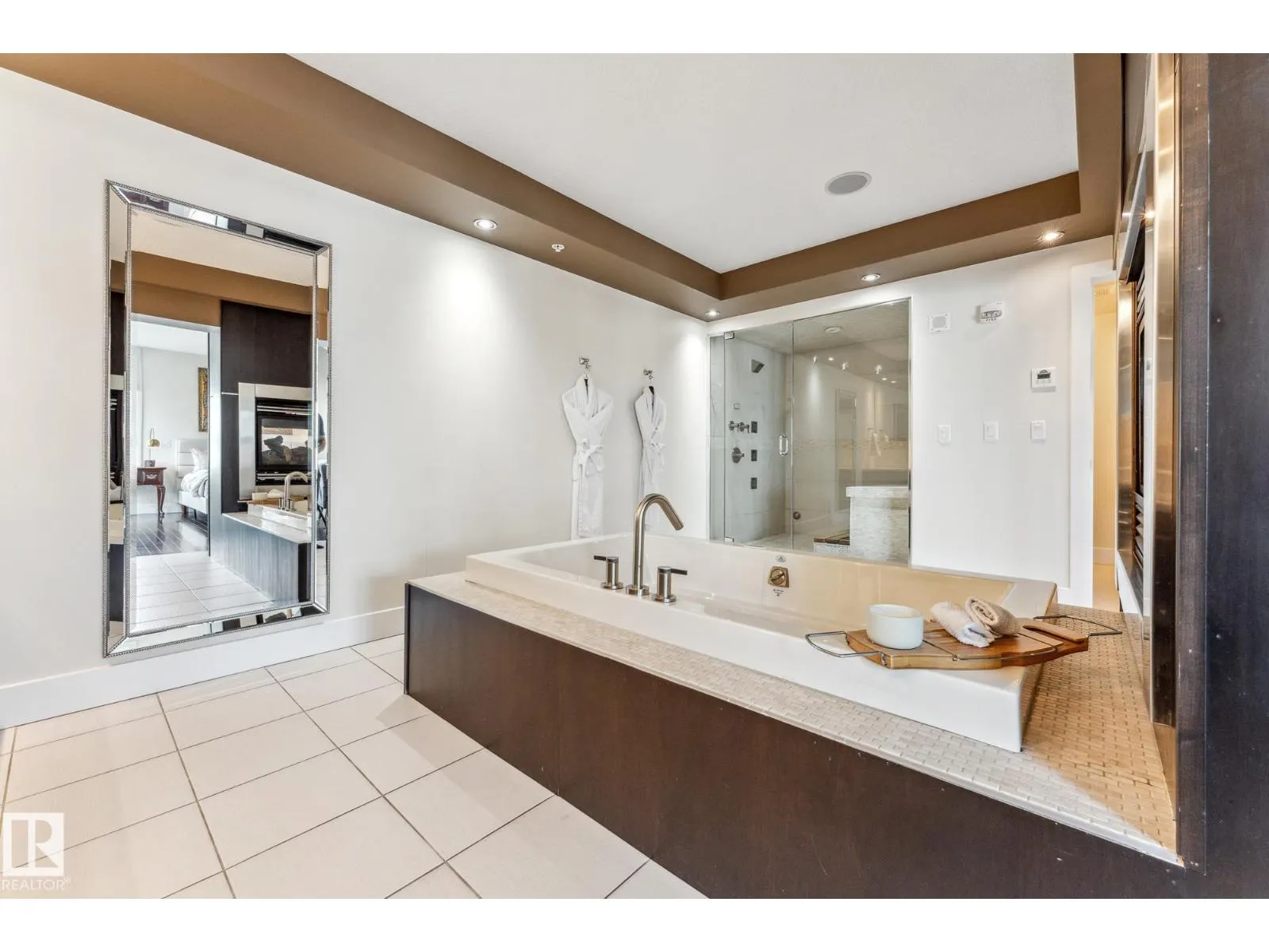 #PH04/1804 9939 109 ST NW