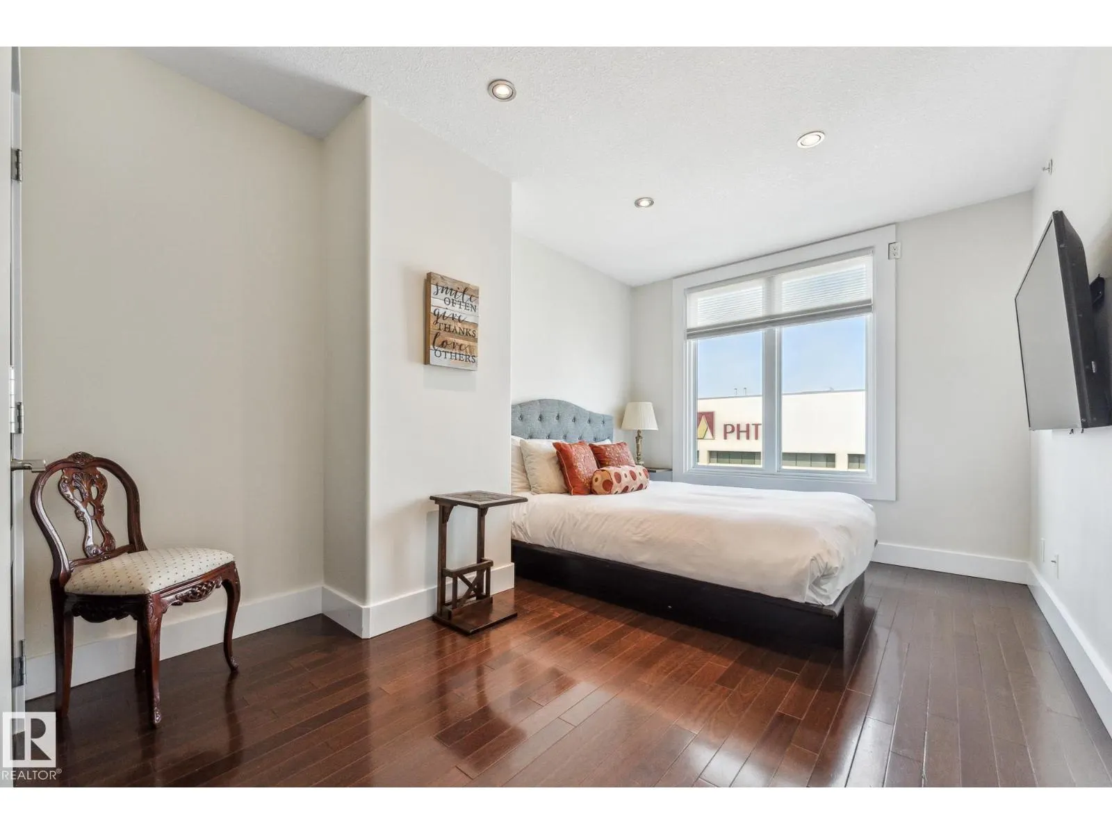 #PH04/1804 9939 109 ST NW