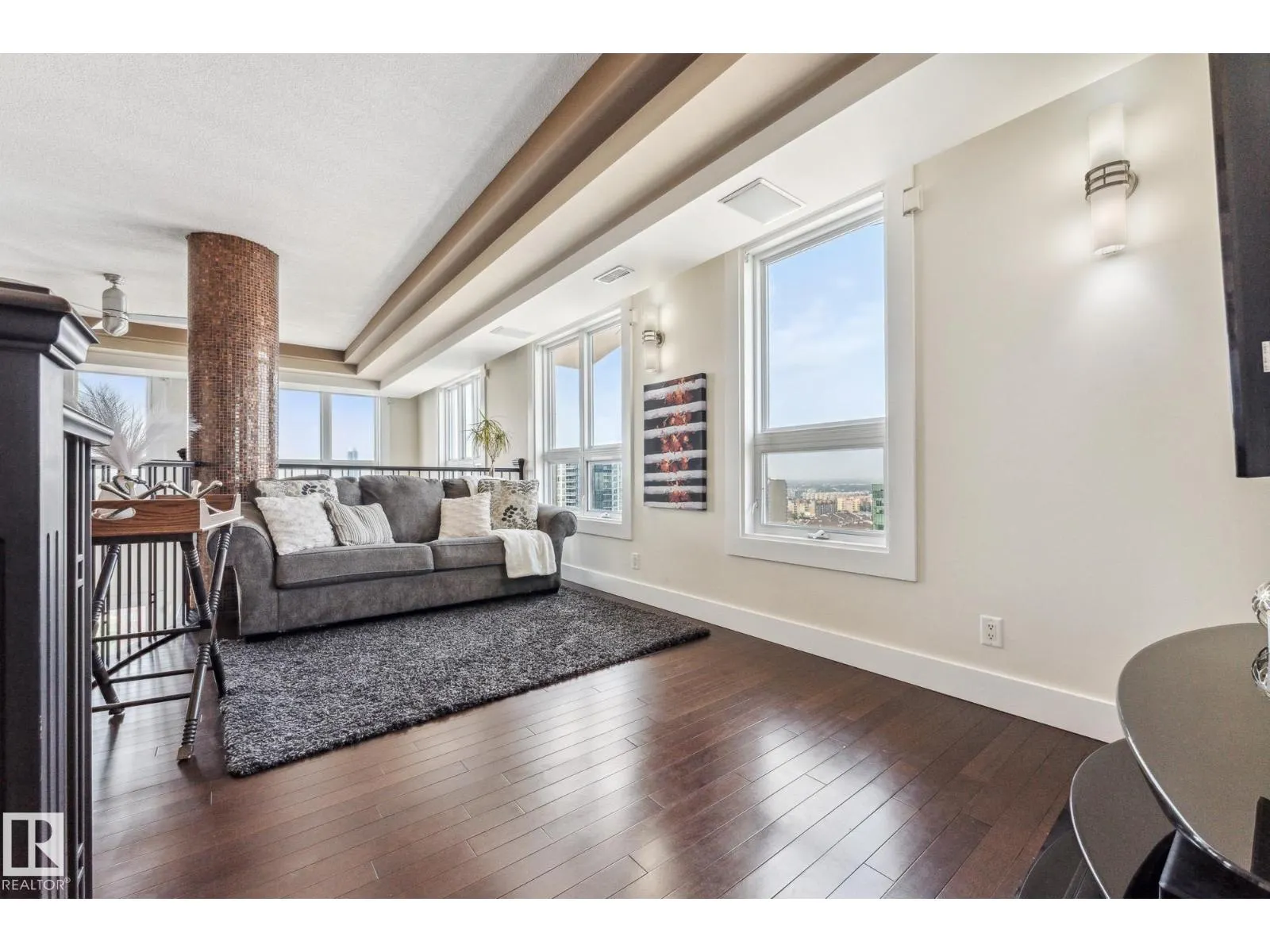 #PH04/1804 9939 109 ST NW