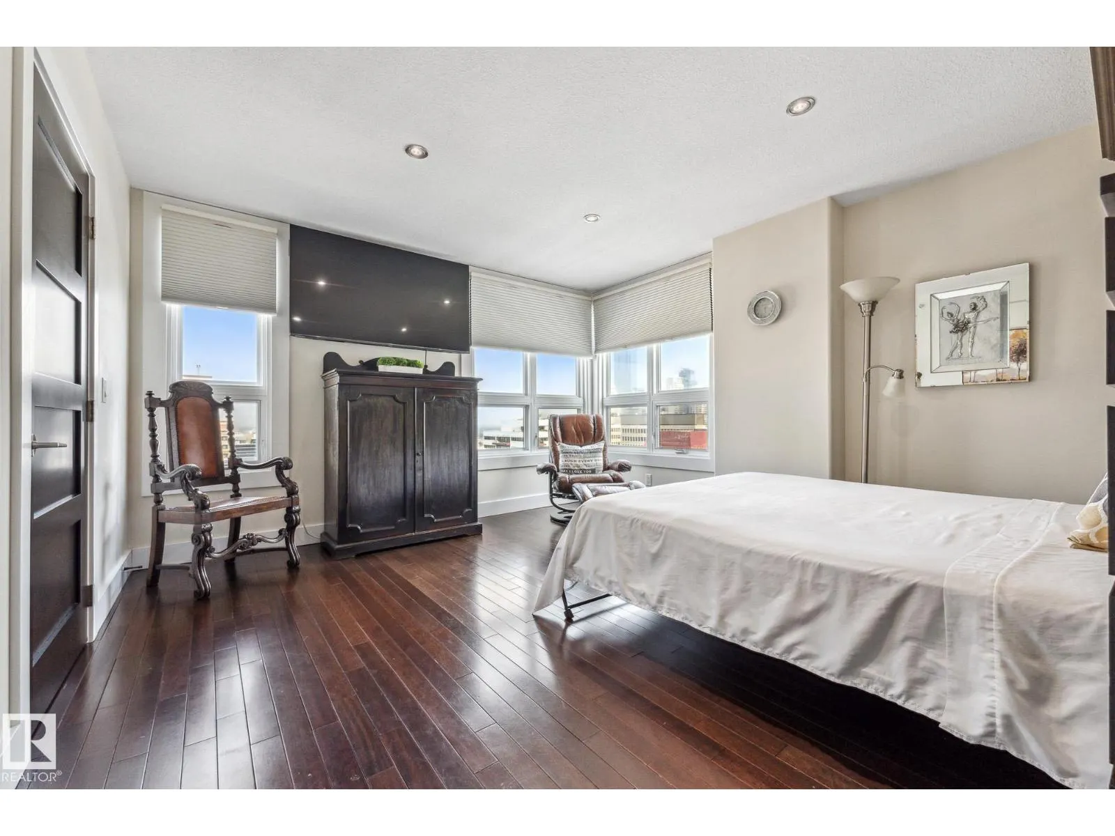 #PH04/1804 9939 109 ST NW