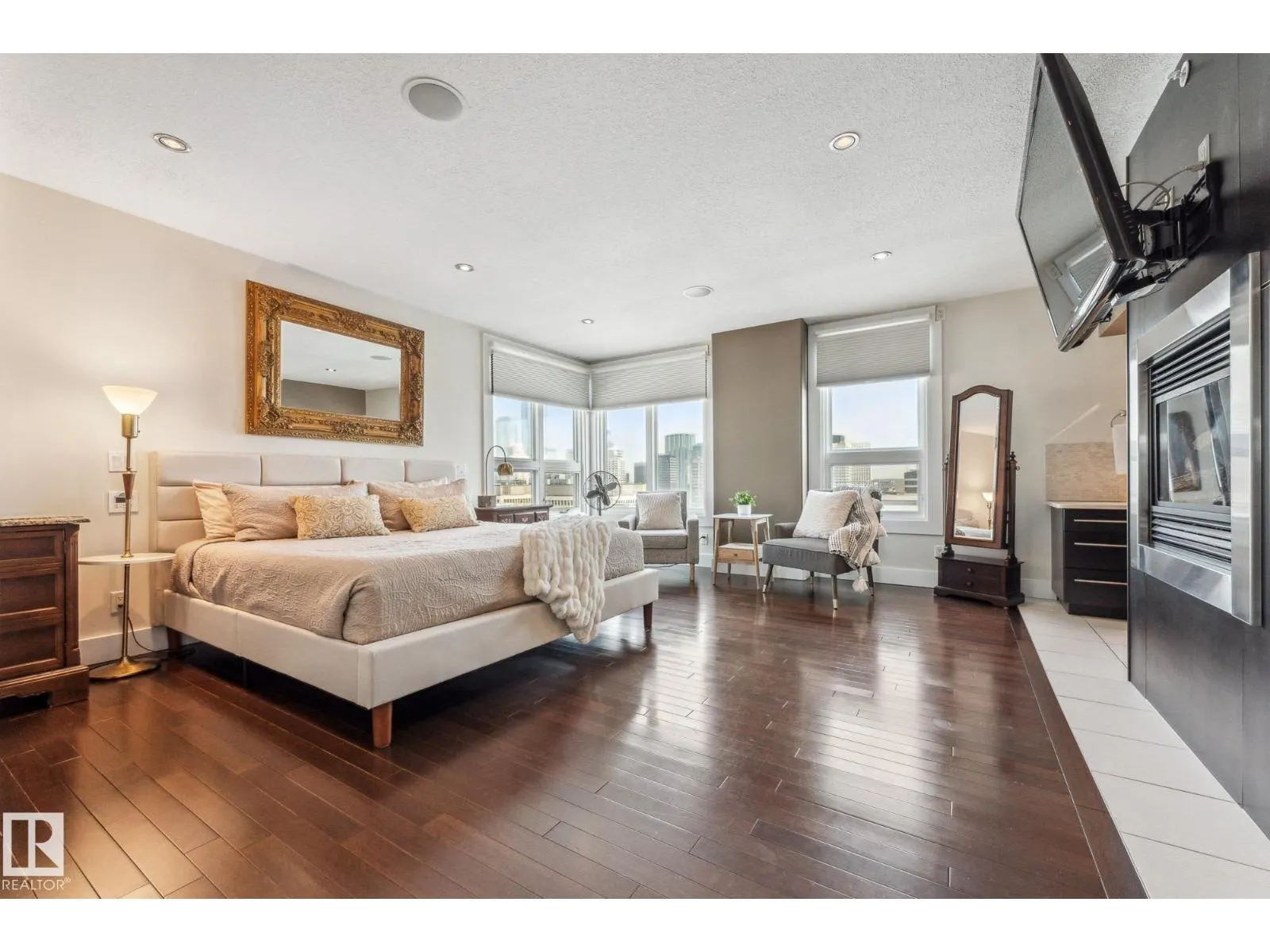 #PH04/1804 9939 109 ST NW