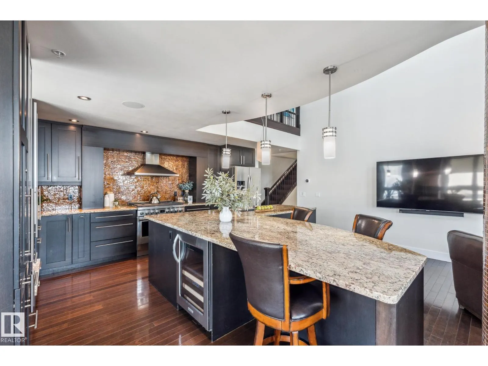 #PH04/1804 9939 109 ST NW
