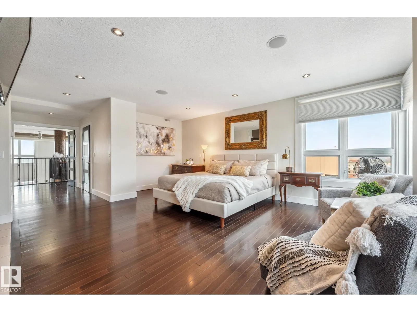 #PH04/1804 9939 109 ST NW