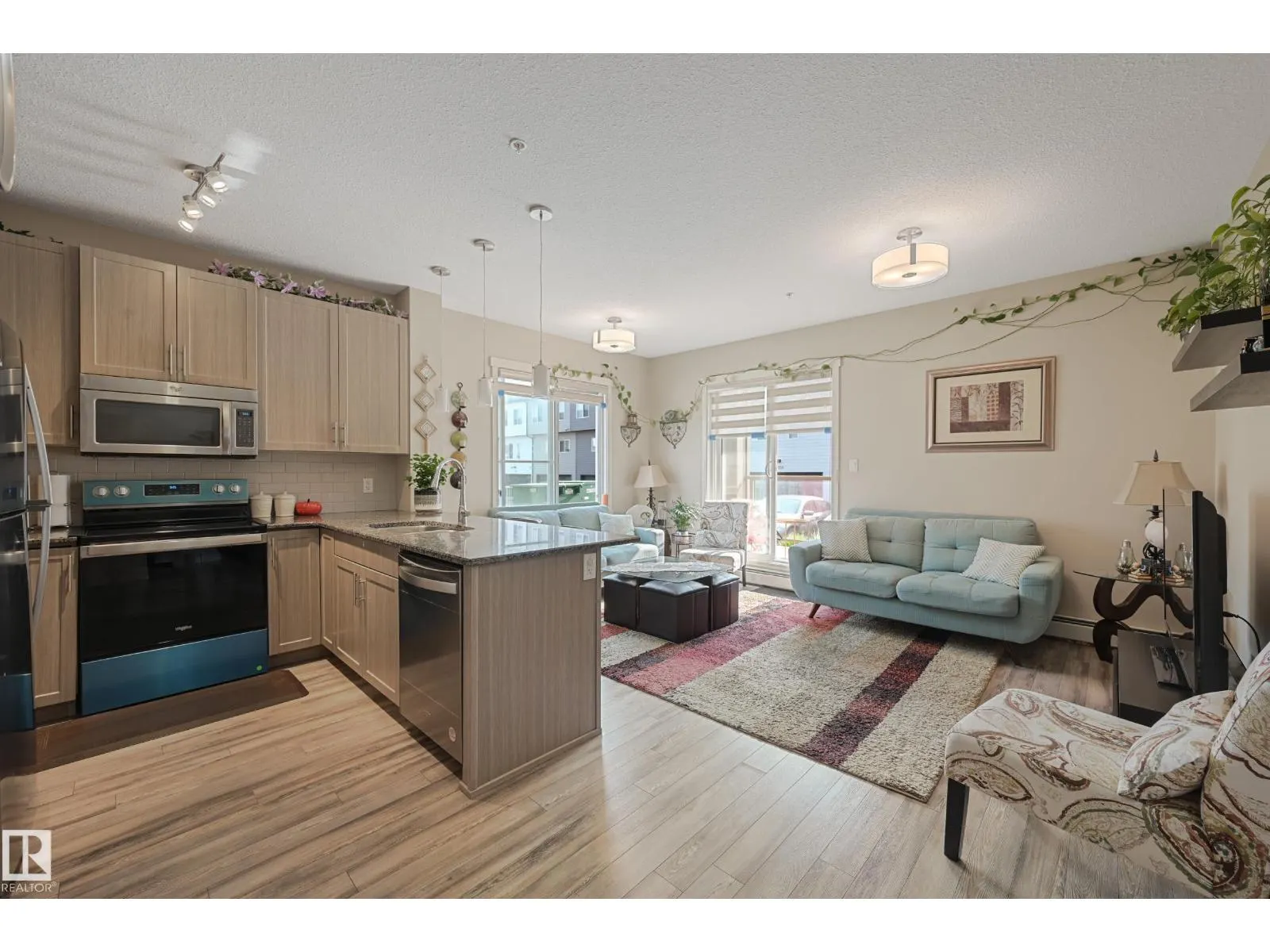 #102 812 WELSH DR SW