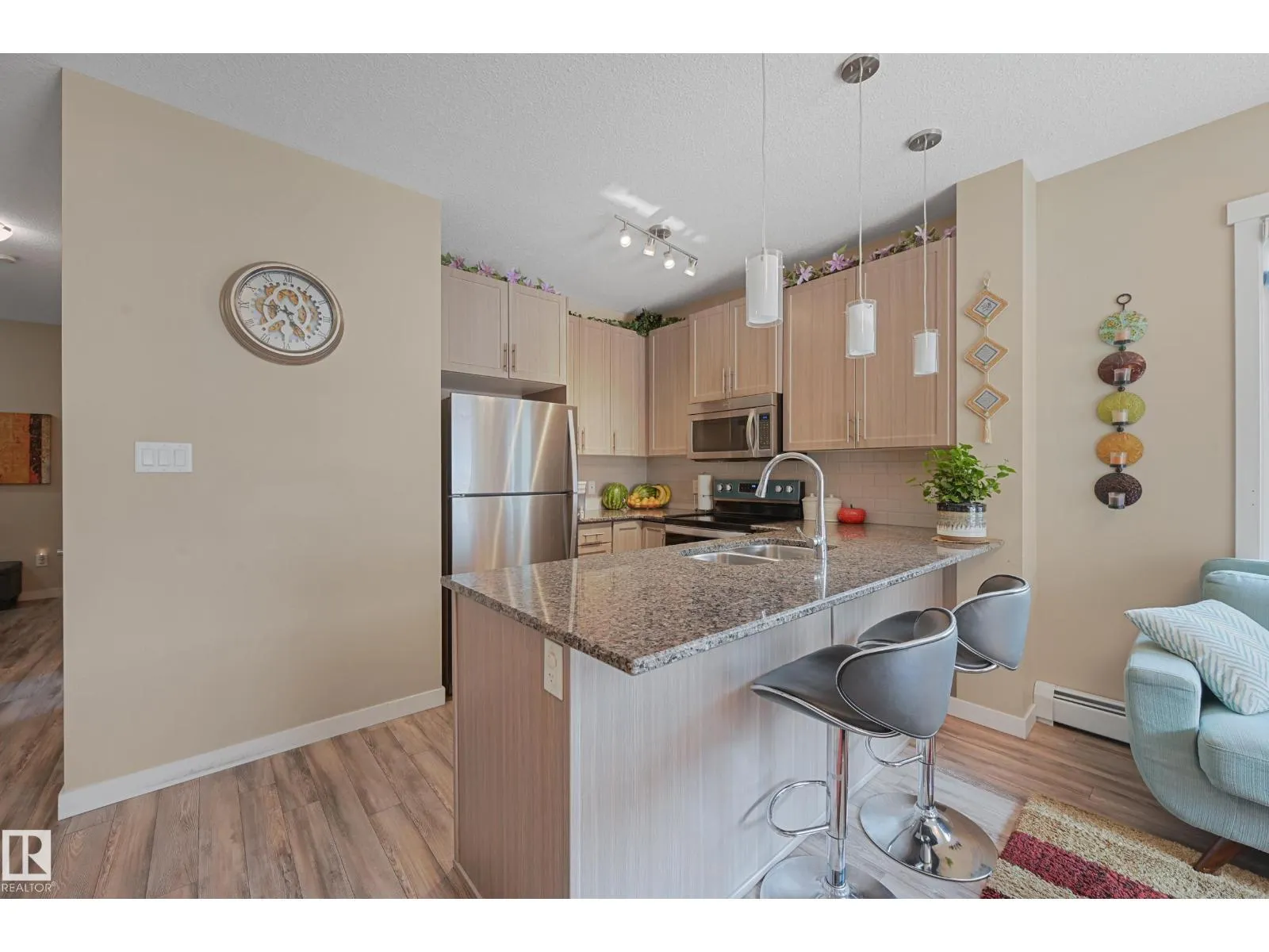 #102 812 WELSH DR SW