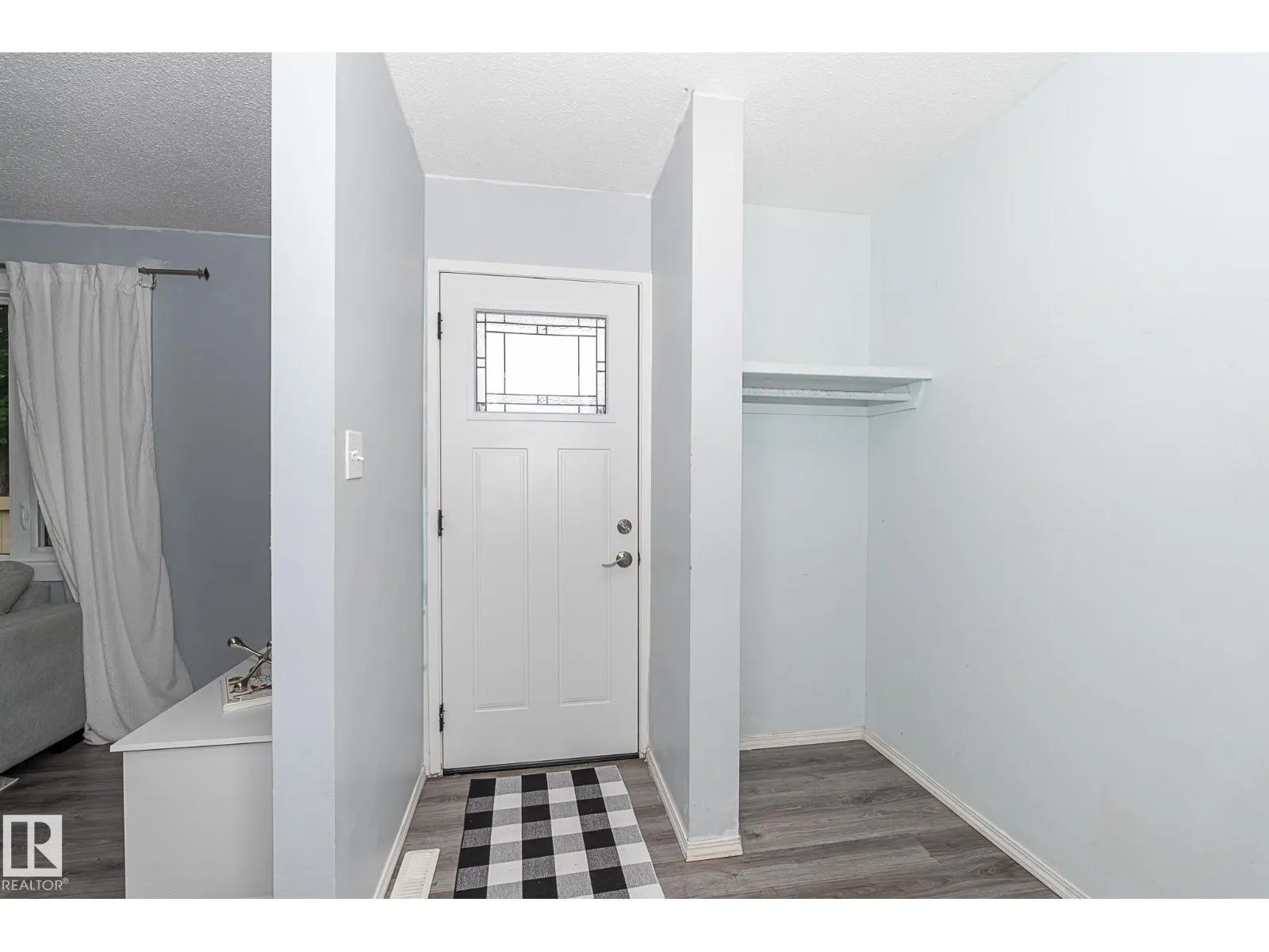 #4 8010 141 AV NW