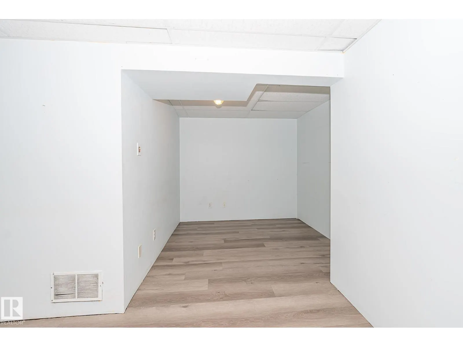 #4 8010 141 AV NW