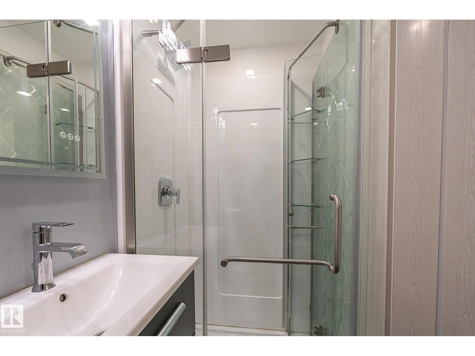#4 8010 141 AV NW