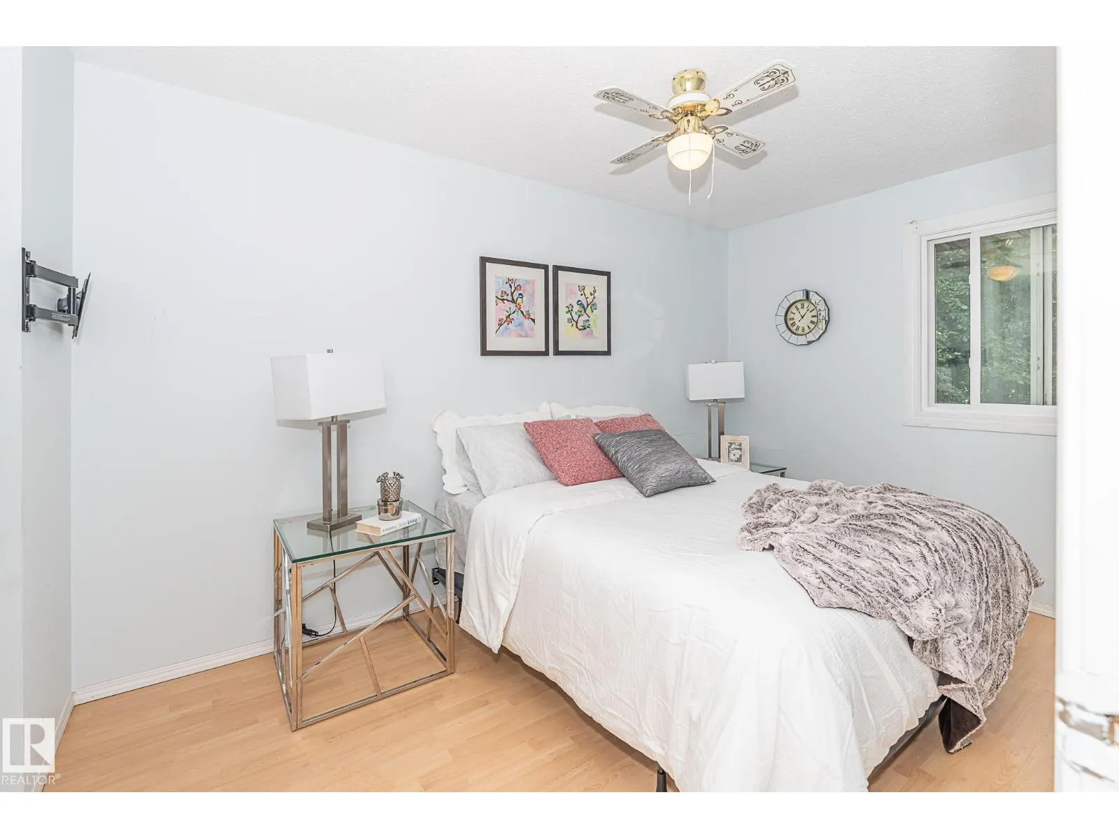 #4 8010 141 AV NW