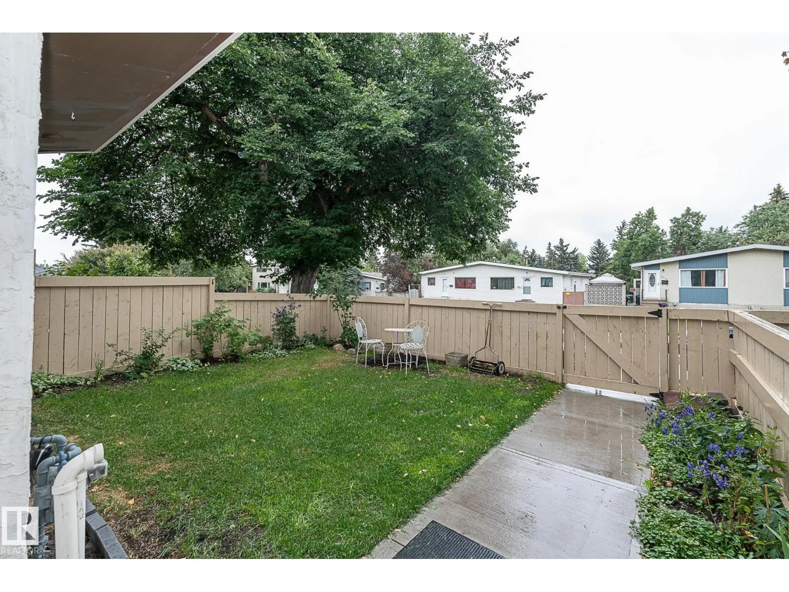 #4 8010 141 AV NW
