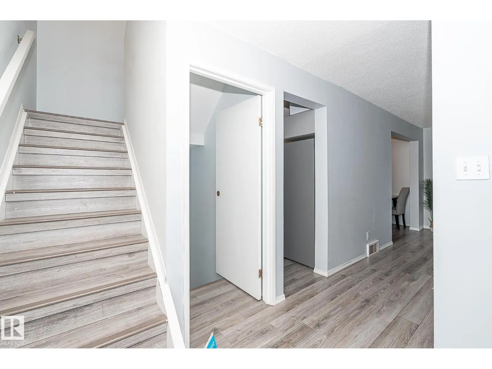 #4 8010 141 AV NW