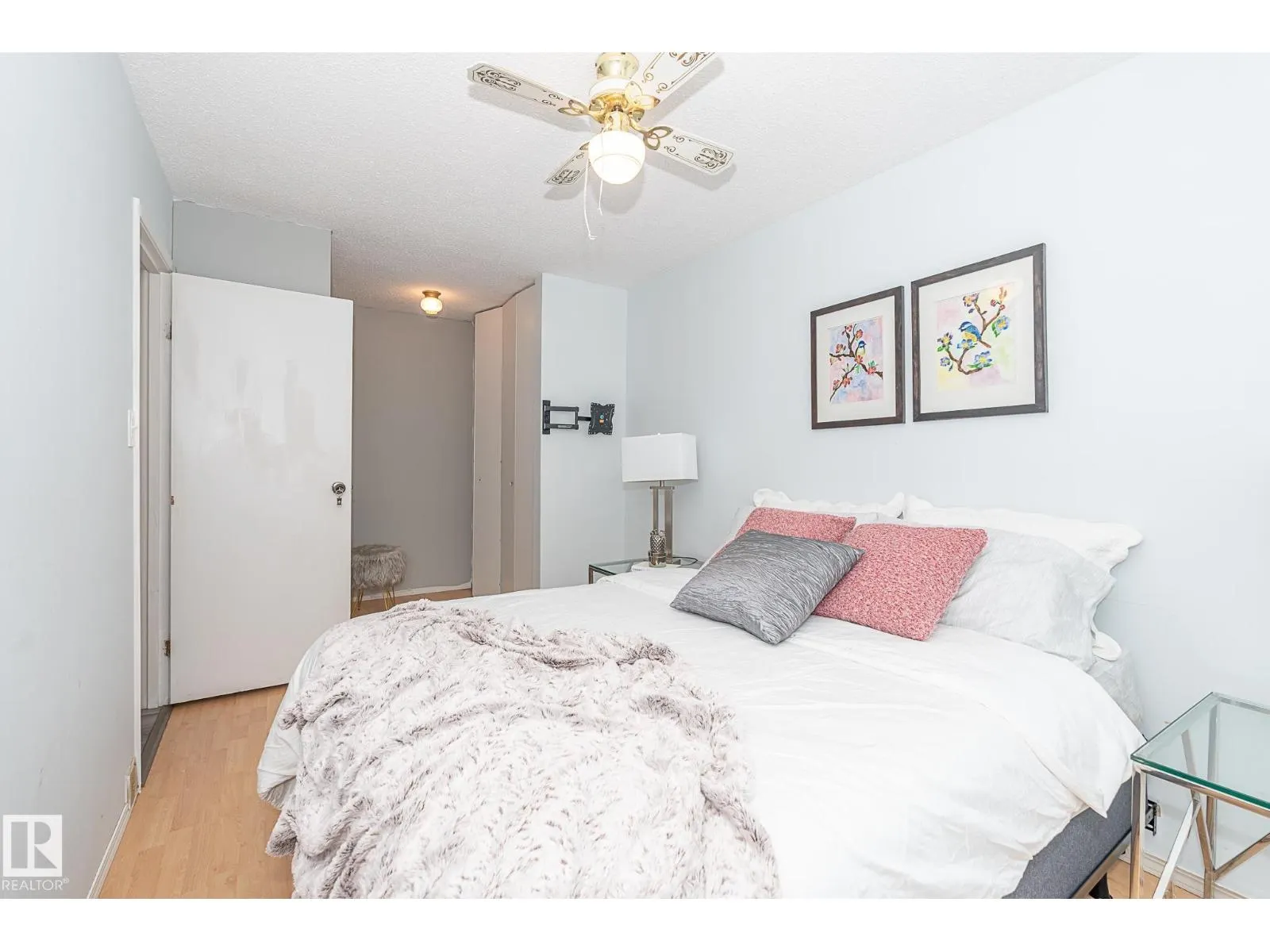 #4 8010 141 AV NW