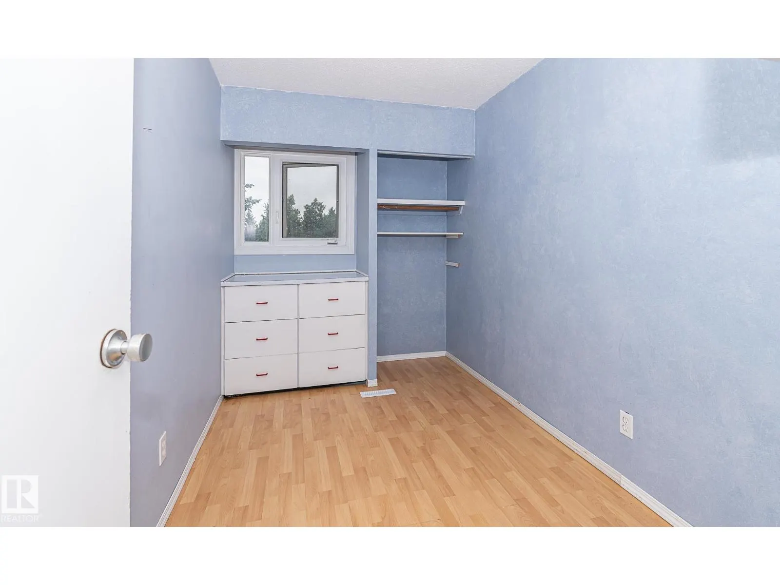 #4 8010 141 AV NW