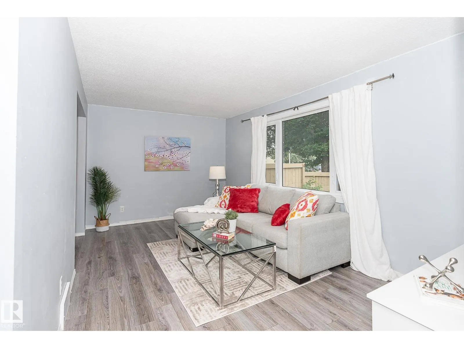 #4 8010 141 AV NW