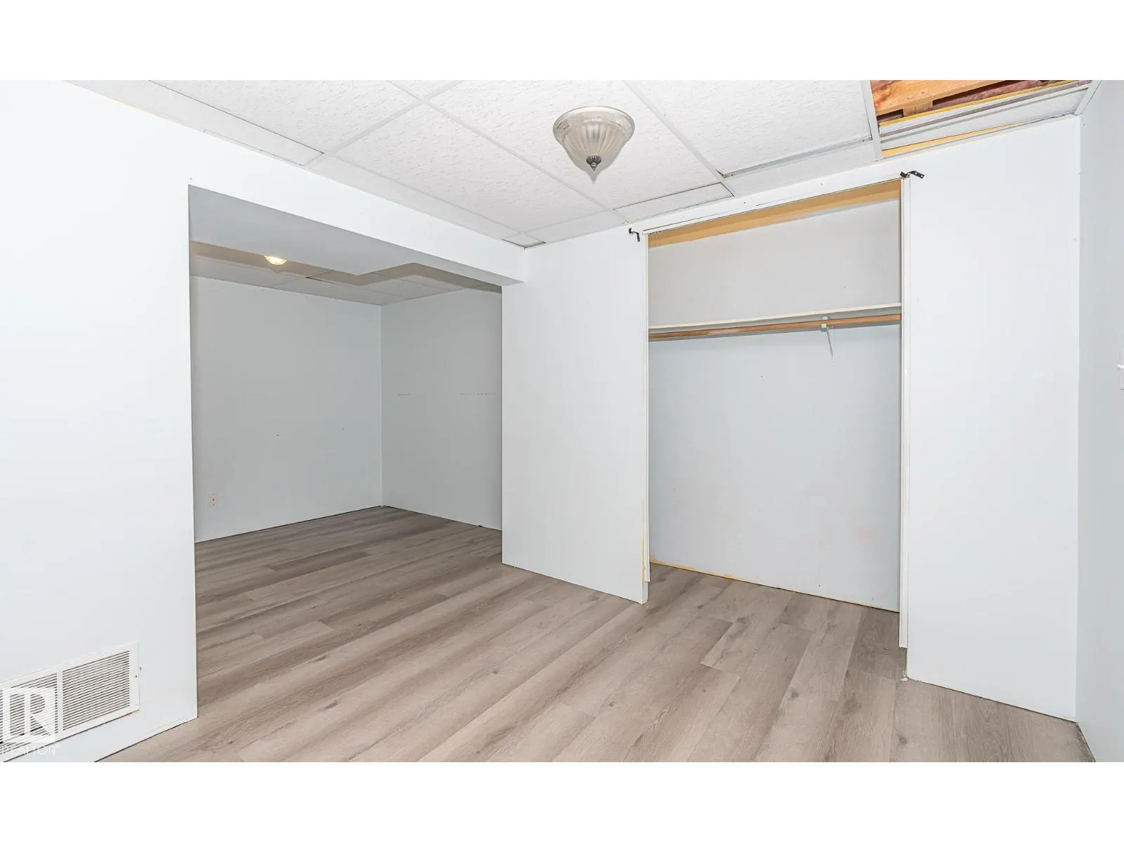 #4 8010 141 AV NW