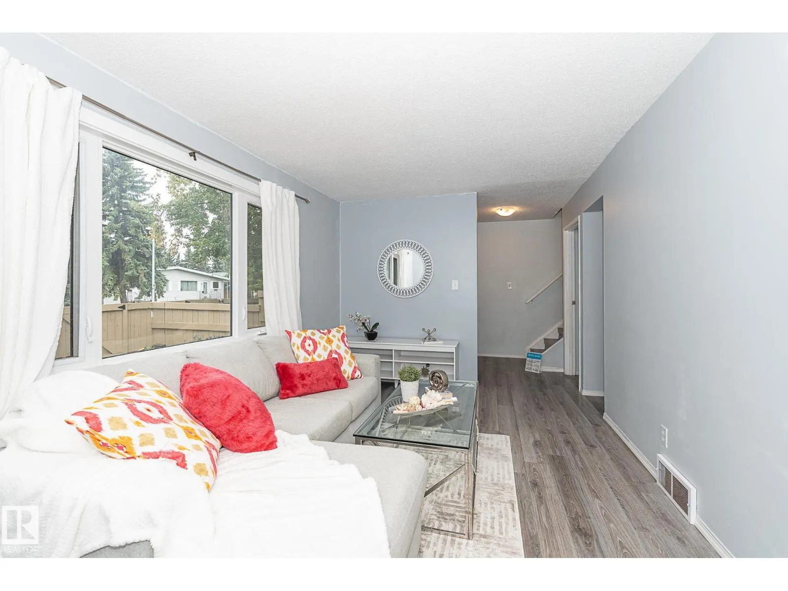 #4 8010 141 AV NW
