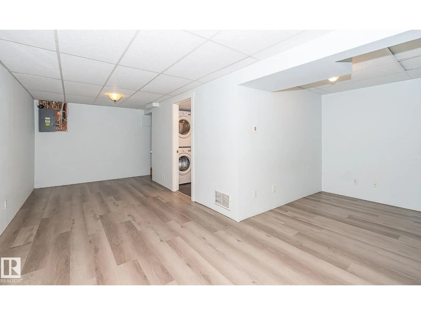 #4 8010 141 AV NW
