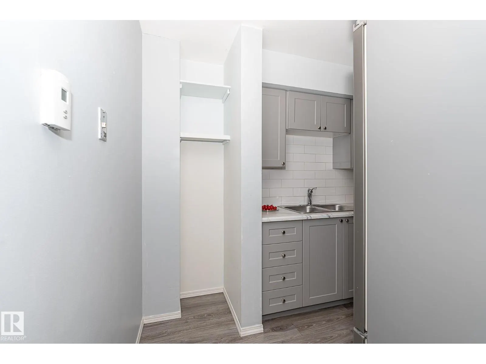 #4 8010 141 AV NW
