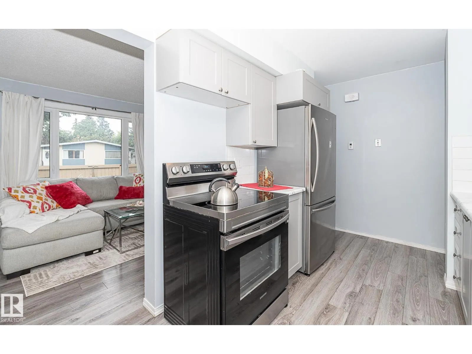 #4 8010 141 AV NW