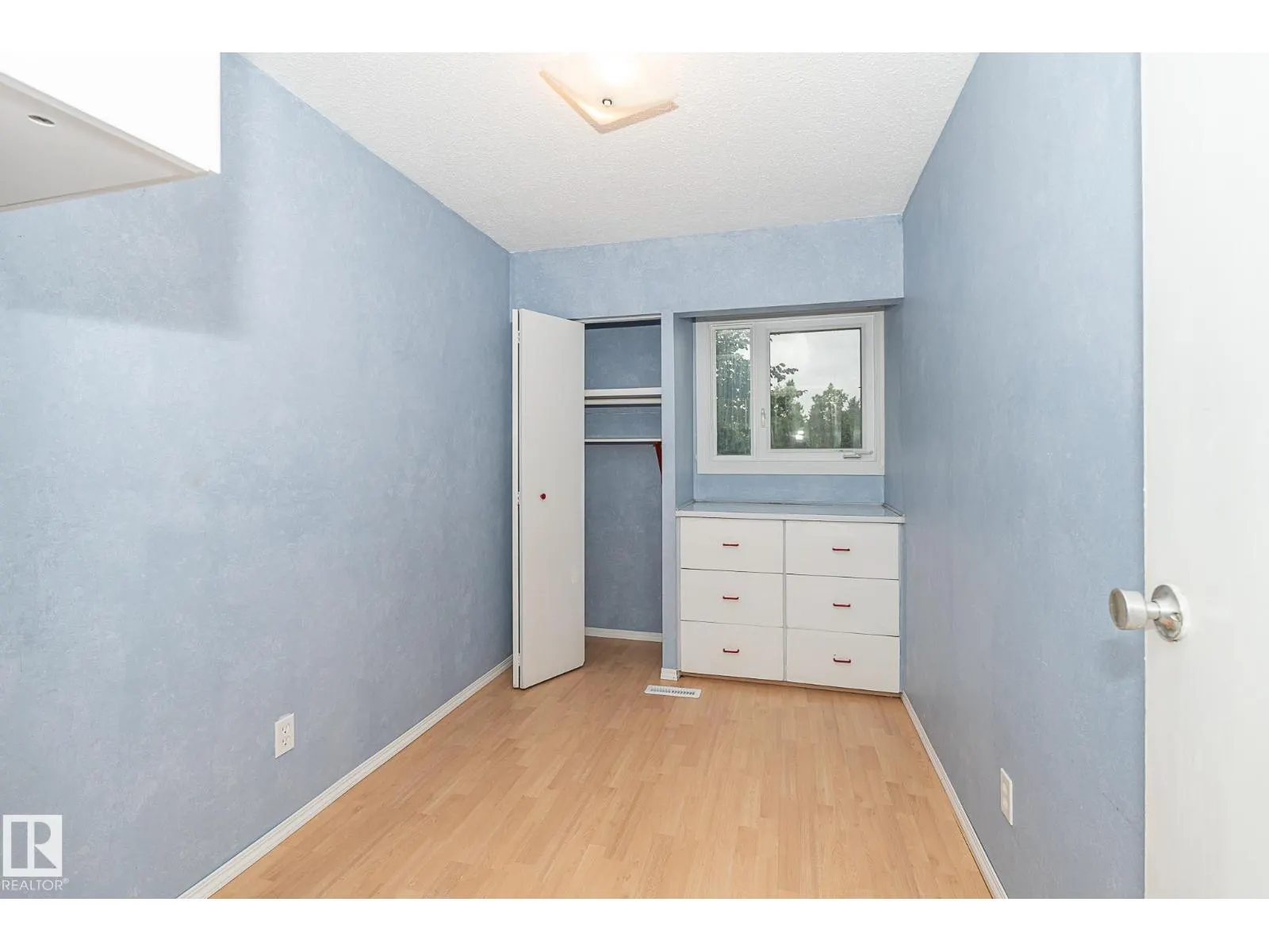 #4 8010 141 AV NW