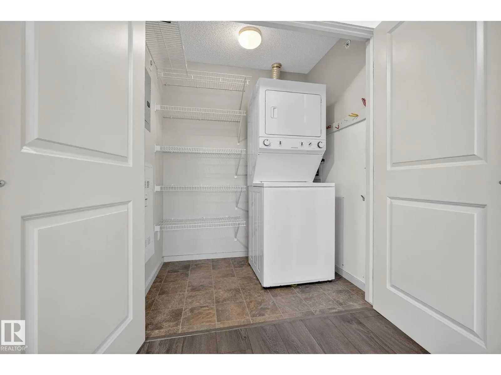 #402 7711 71 ST NW