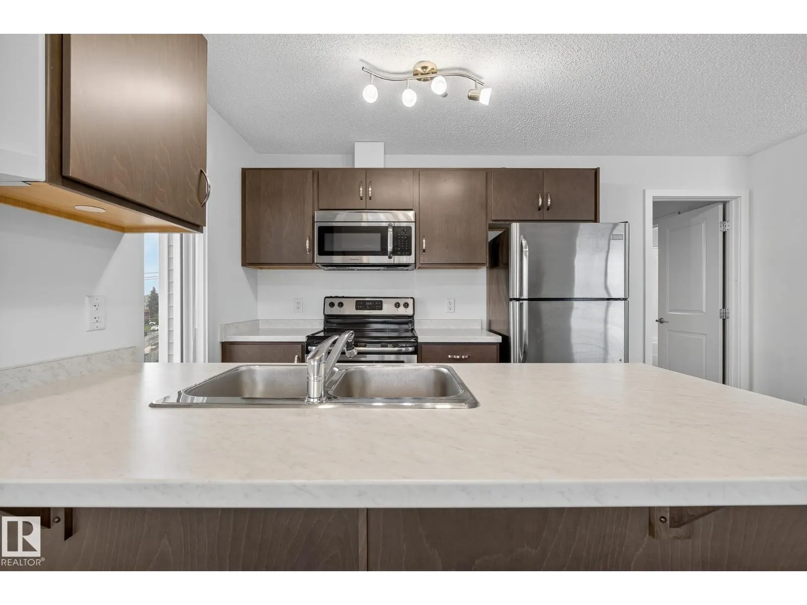 #402 7711 71 ST NW