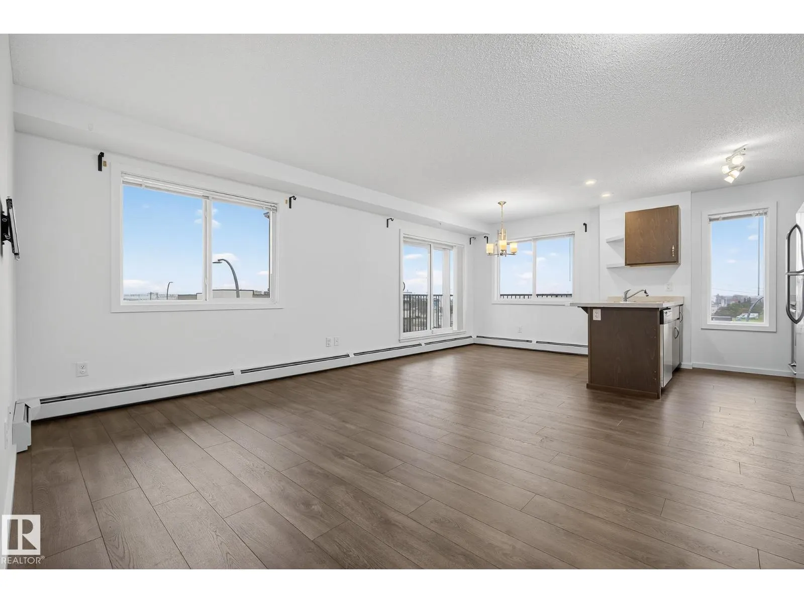 #402 7711 71 ST NW