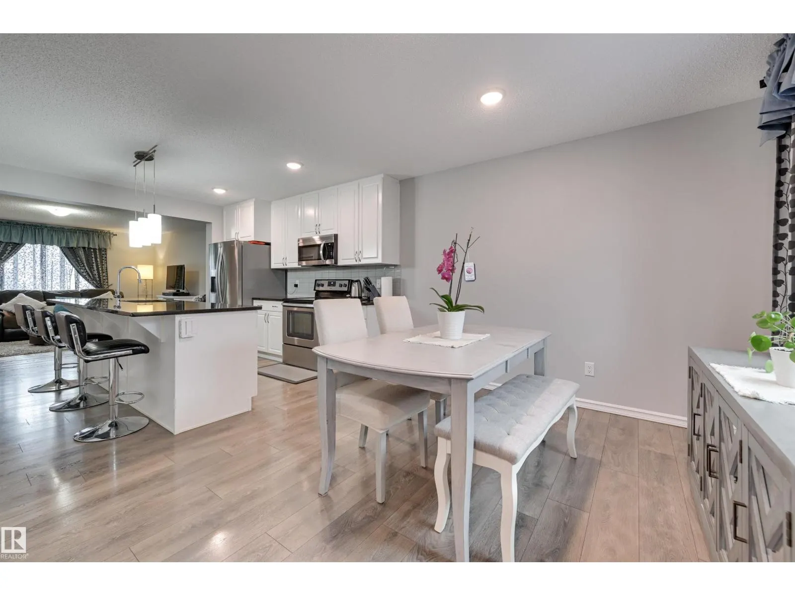 2511 20 AV NW