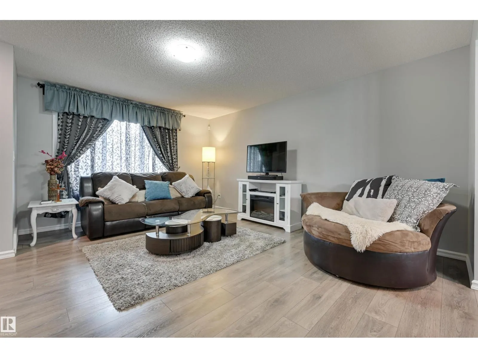 2511 20 AV NW