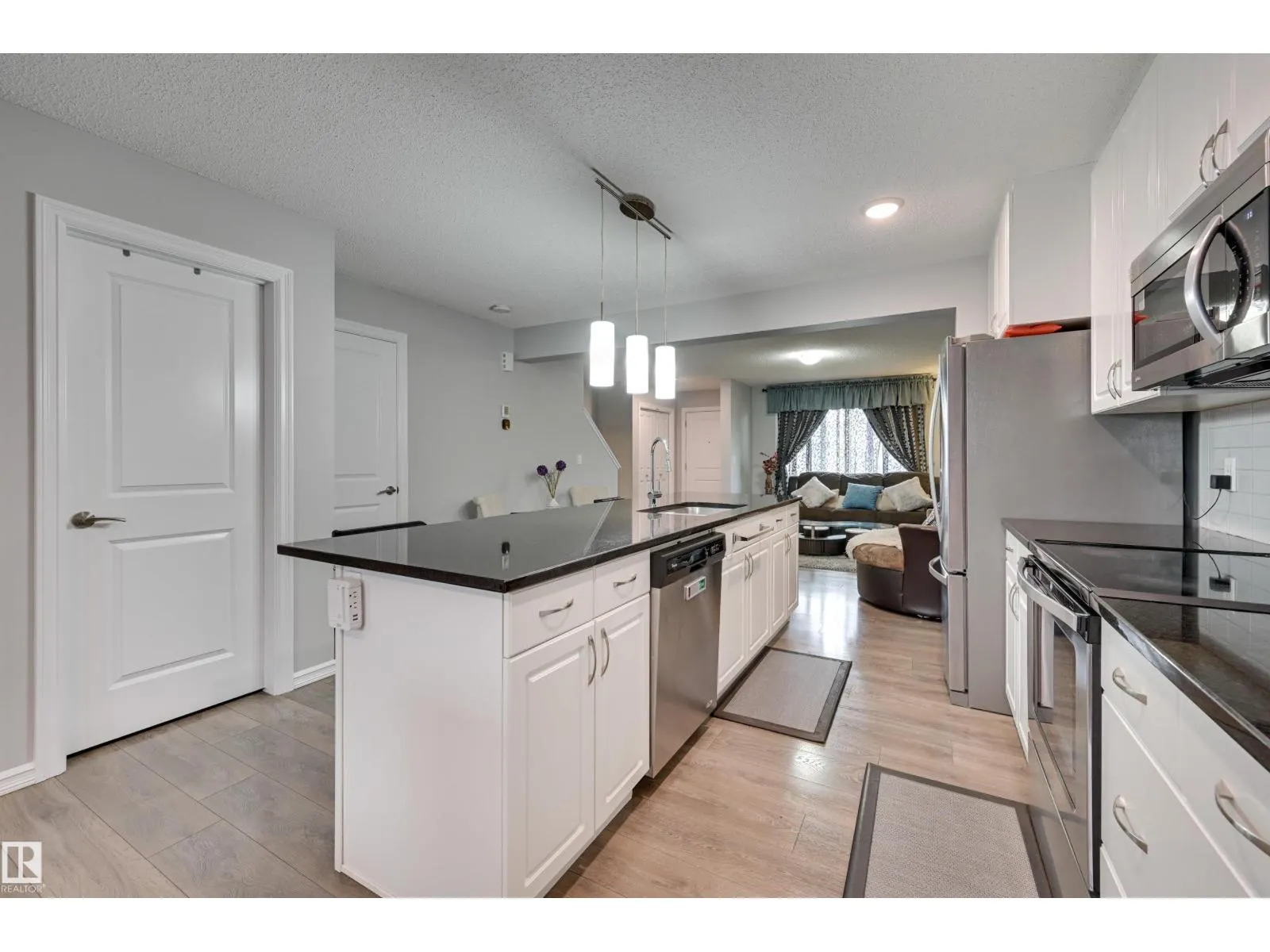 2511 20 AV NW