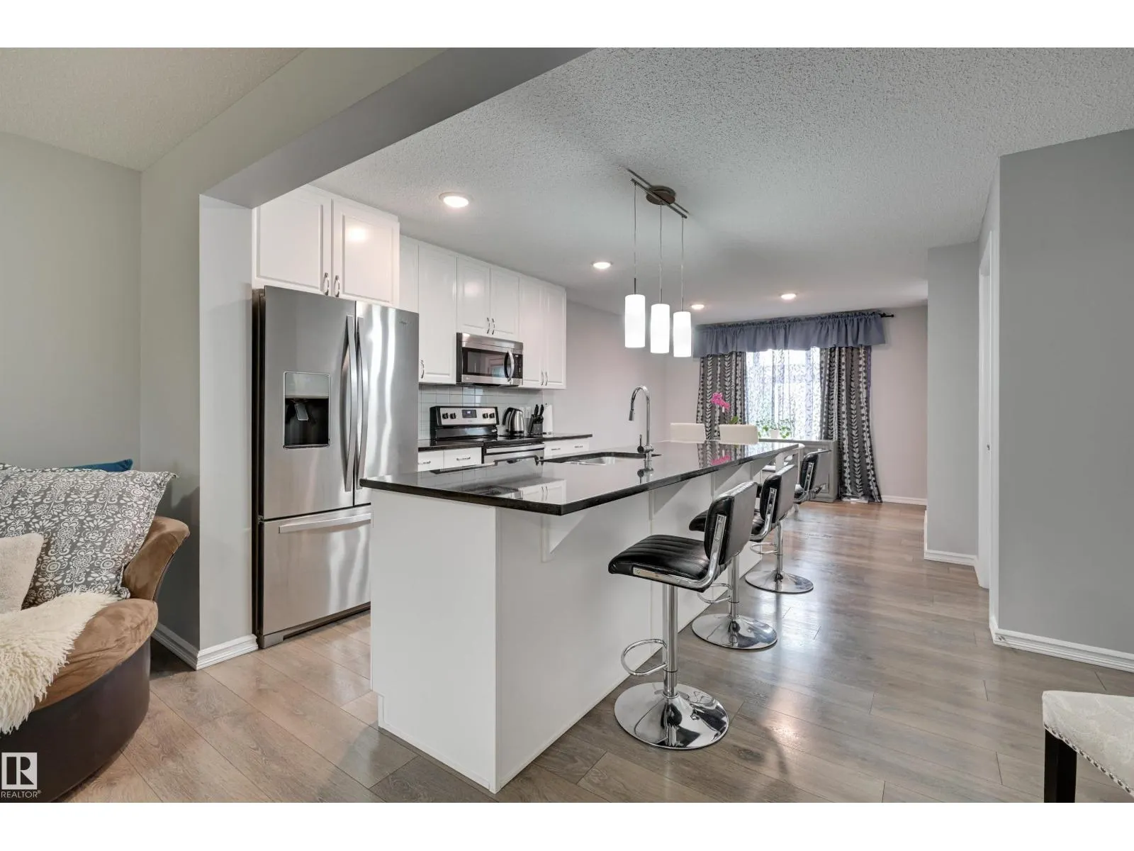2511 20 AV NW