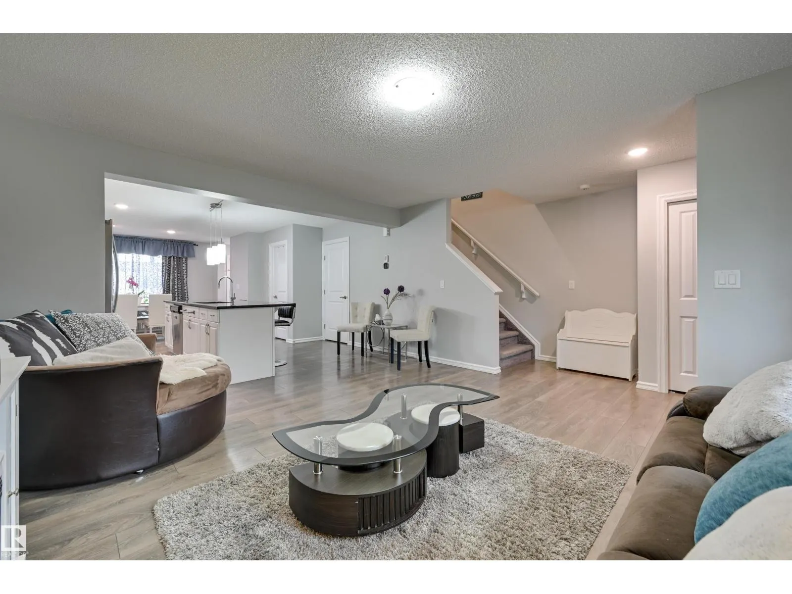 2511 20 AV NW