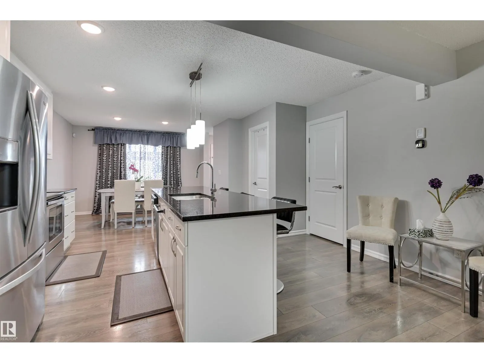 2511 20 AV NW