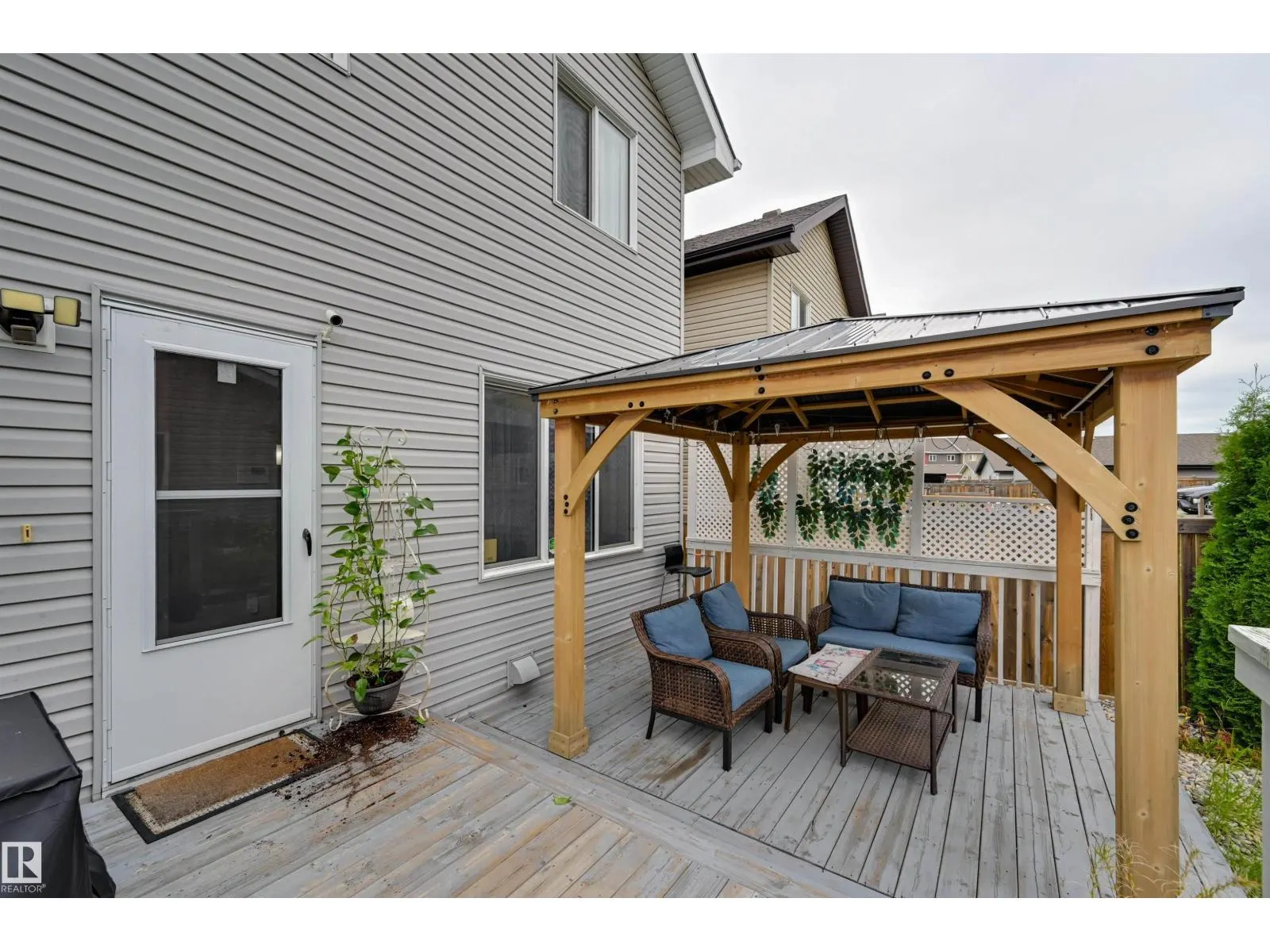 2511 20 AV NW
