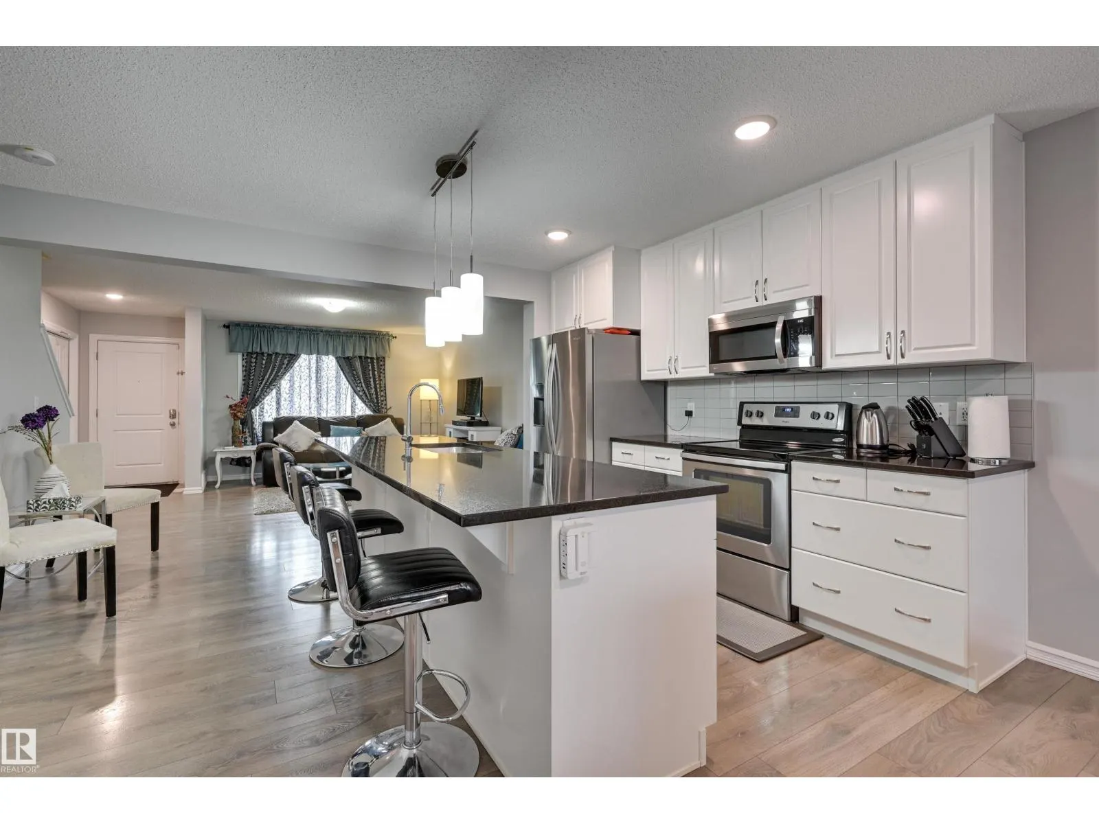 2511 20 AV NW