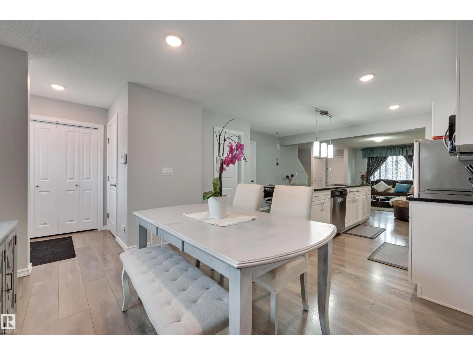 2511 20 AV NW