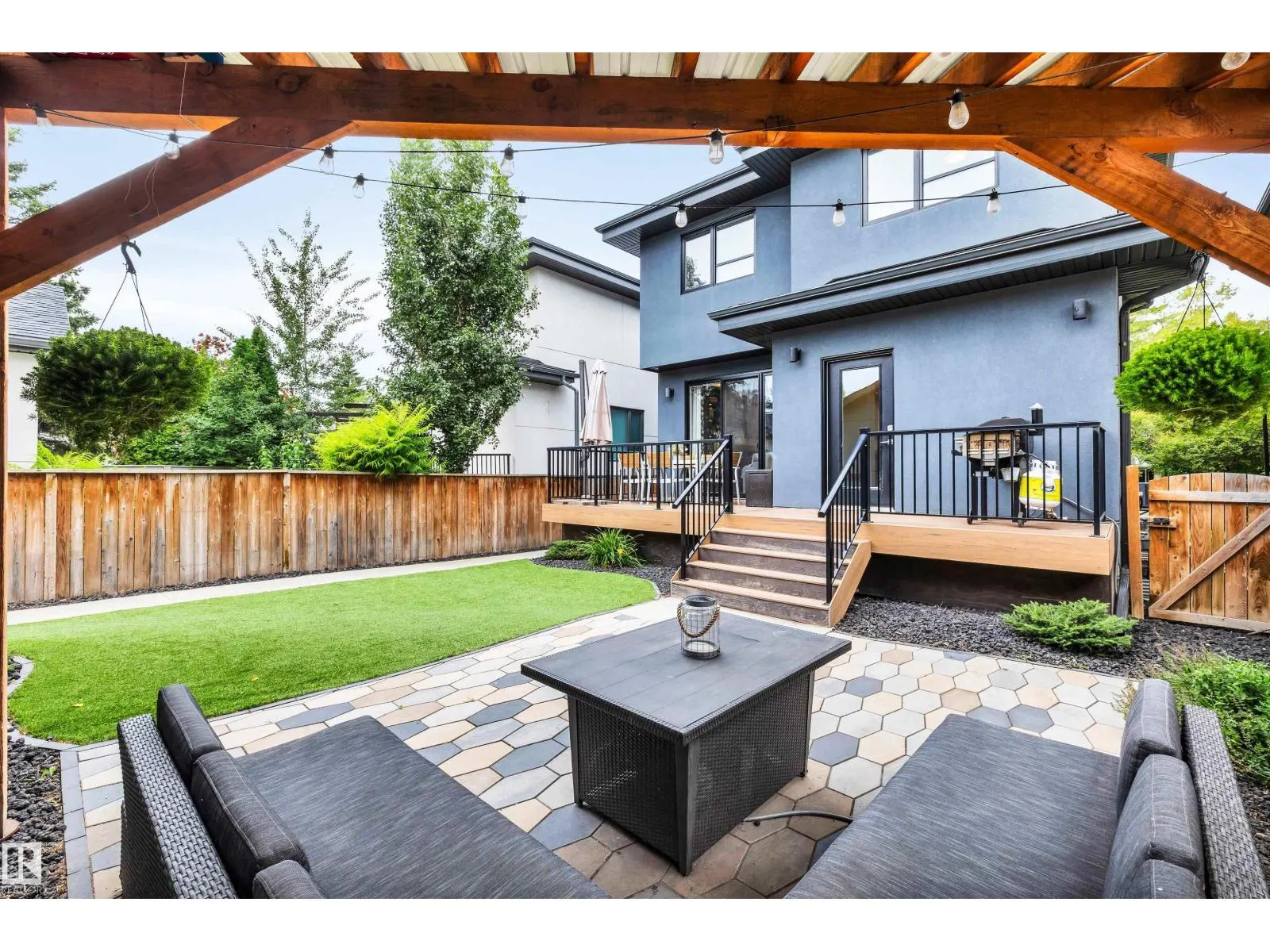 8531 76 AV NW NW