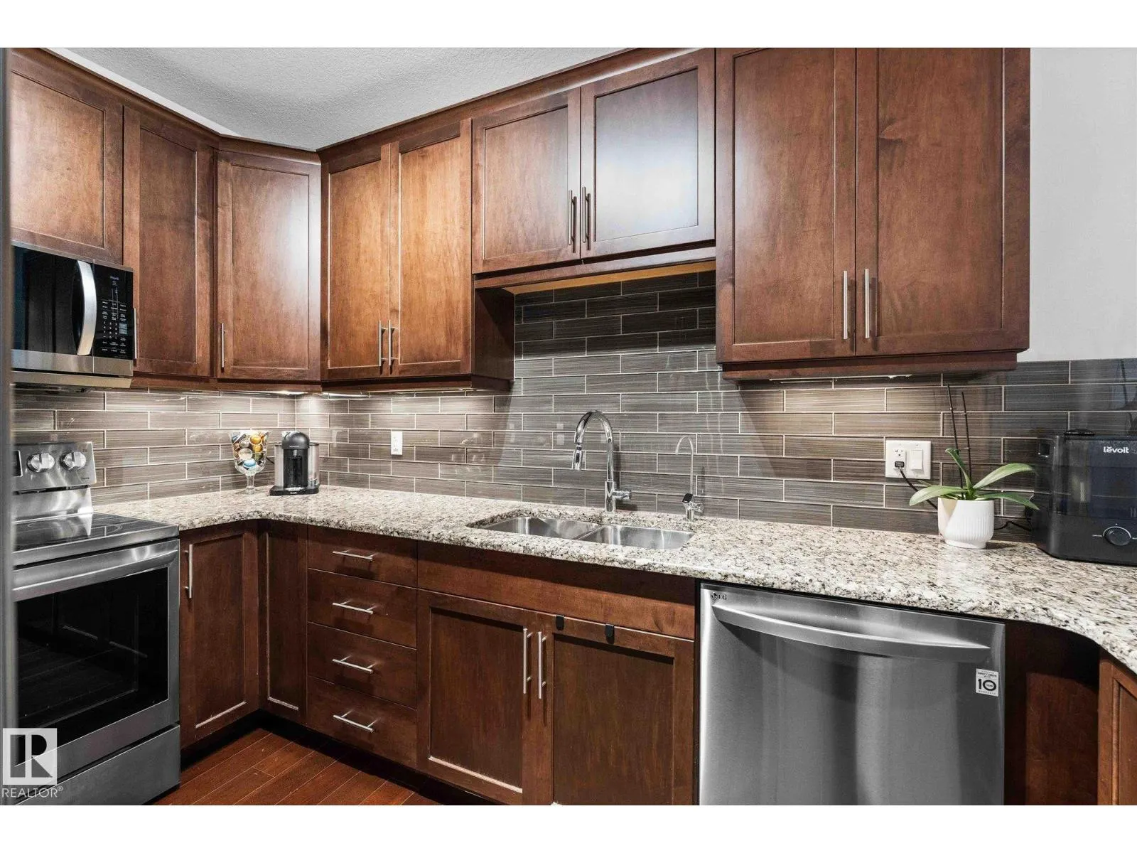 #352 6079 MAYNARD WY NW