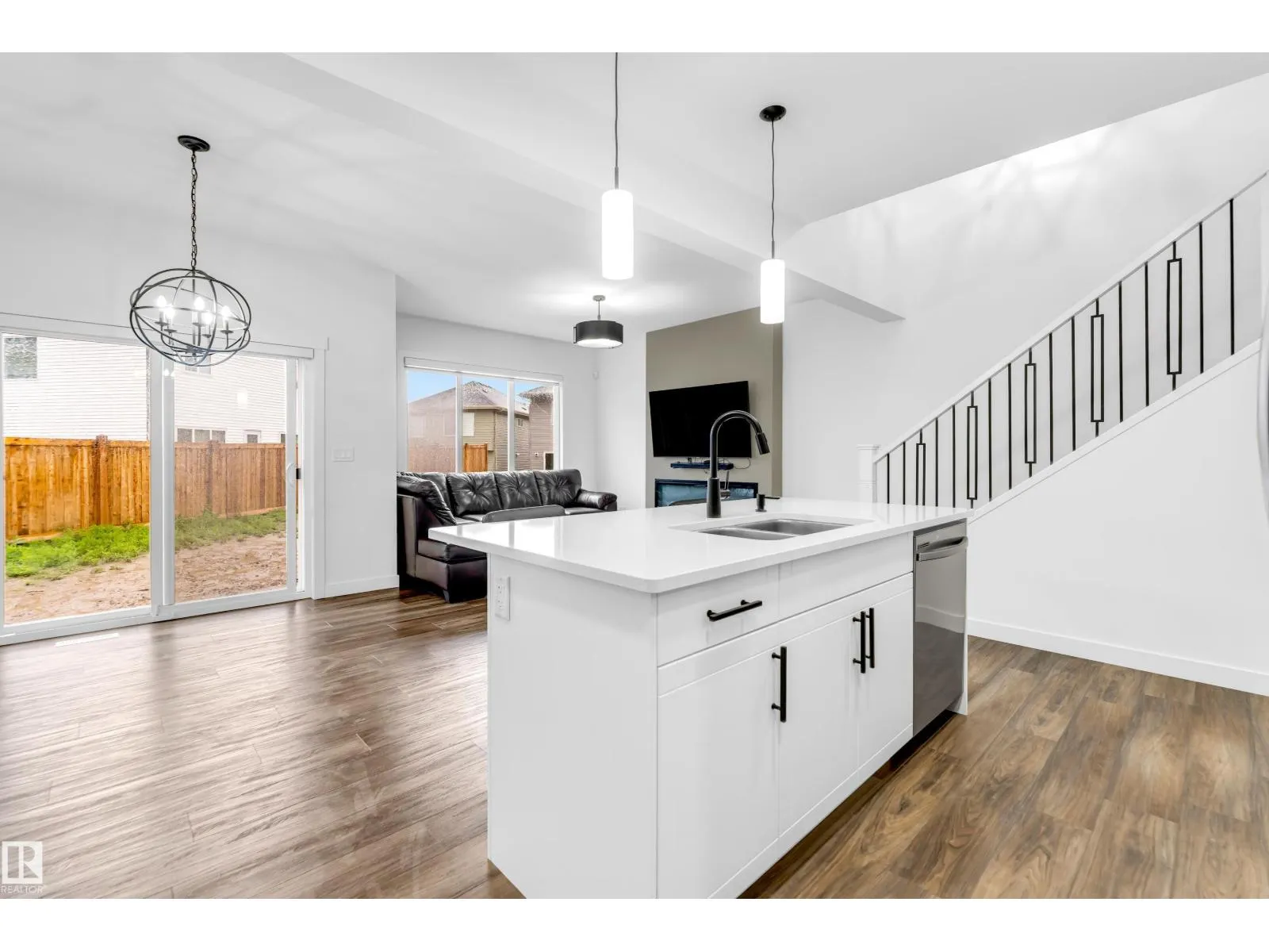 1336 11 AV NW