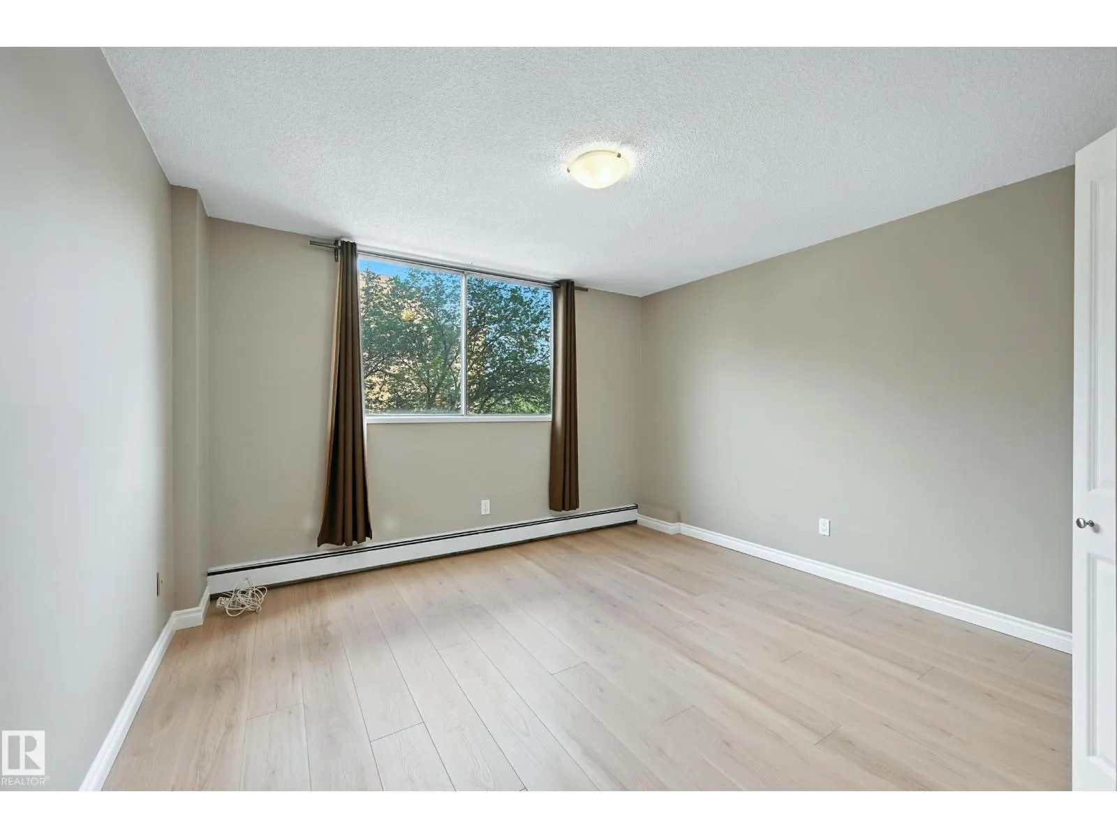 #404 11007 83 AV NW