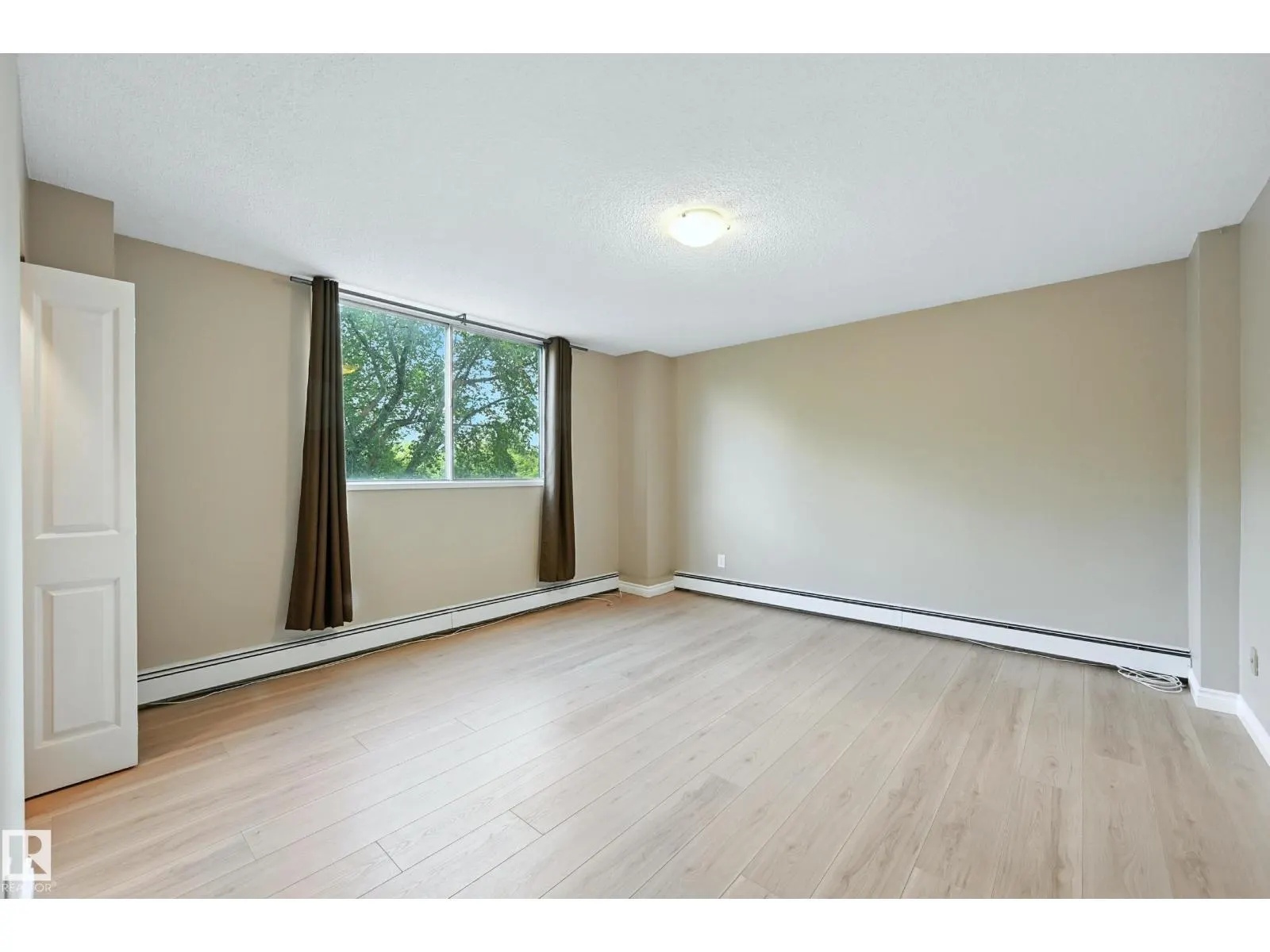 #404 11007 83 AV NW