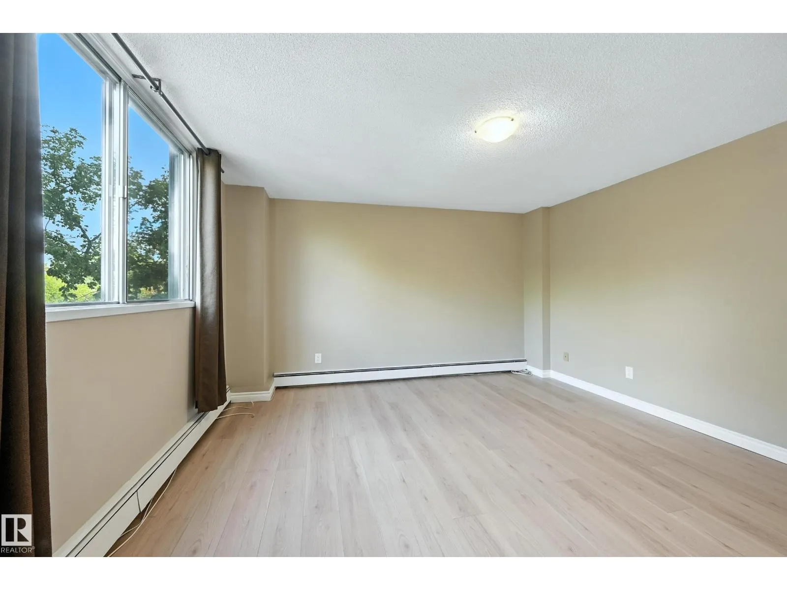 #404 11007 83 AV NW