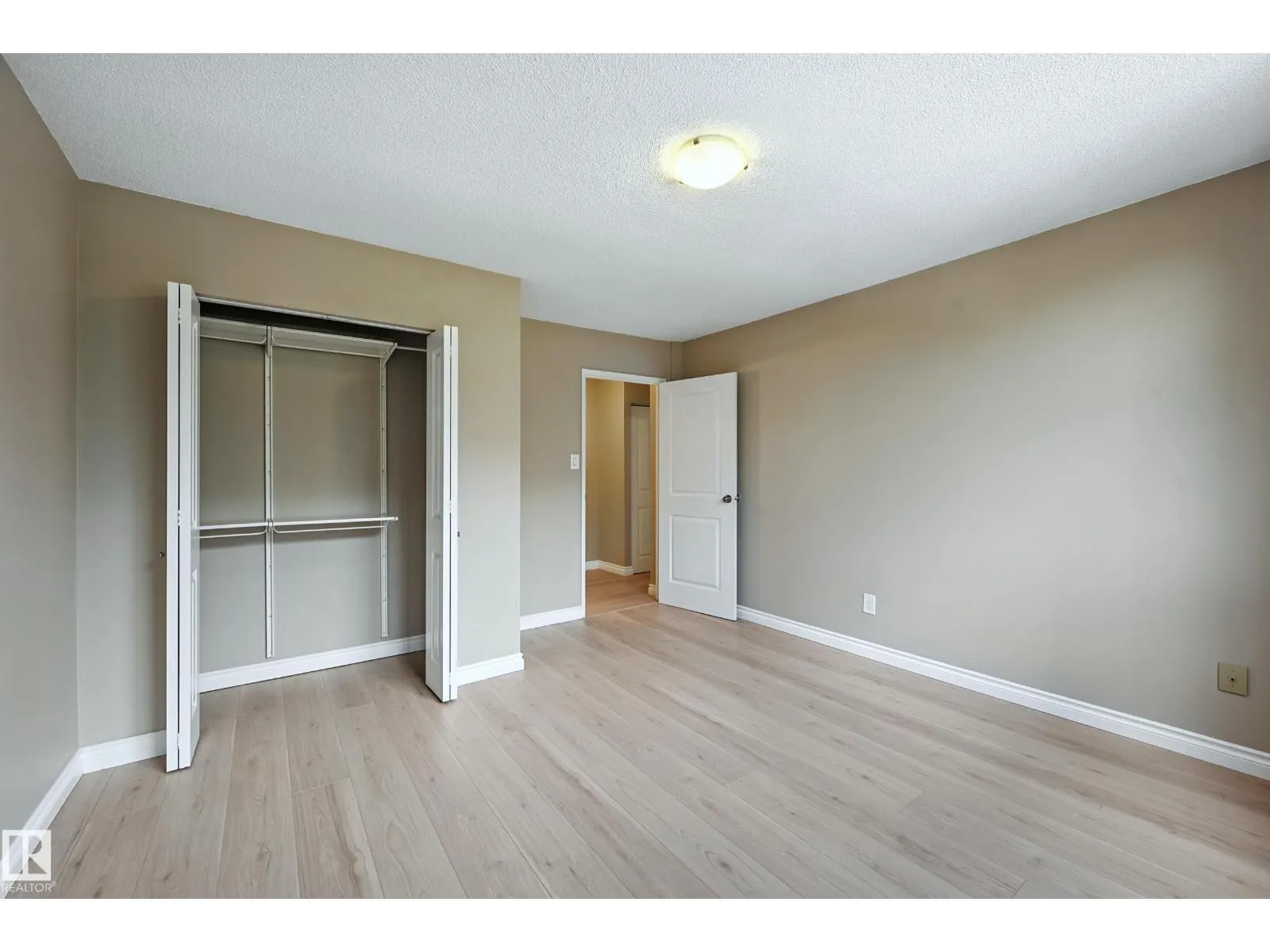 #404 11007 83 AV NW